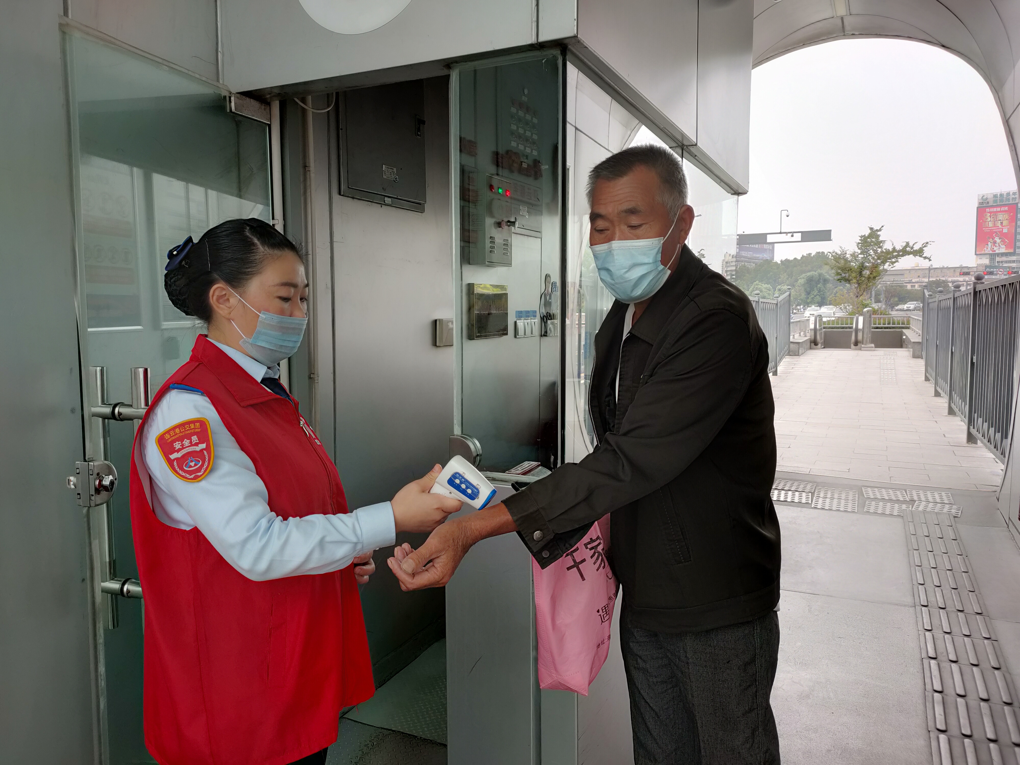 快速公交事業(yè)部站務員孫楠幫助乘客找到丟失的手機，乘客贈送奶茶表示感謝