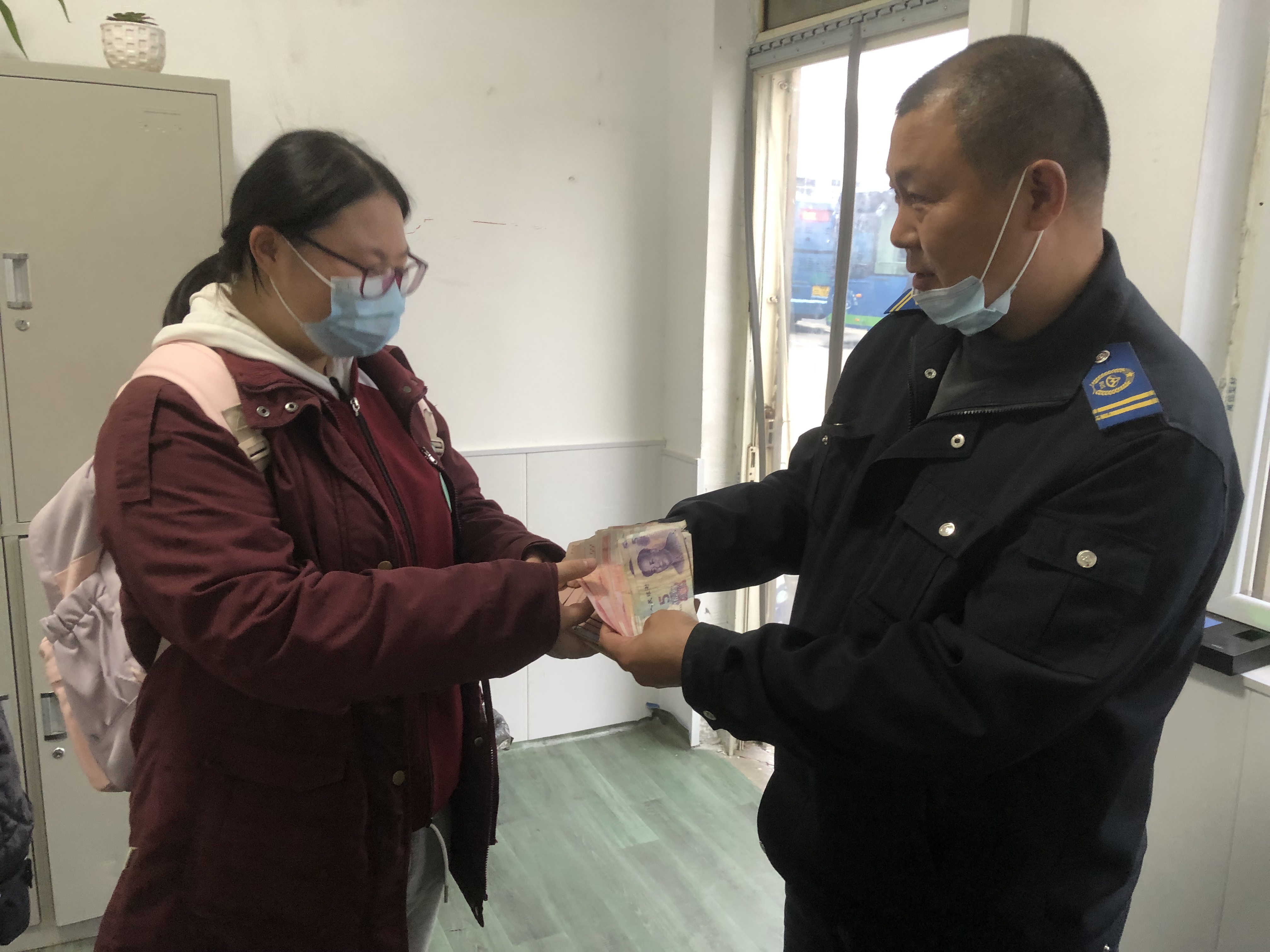 快速公交事業(yè)部駕駛員劉文龍、葛仲亞撿手機(jī)歸還乘客獲感謝