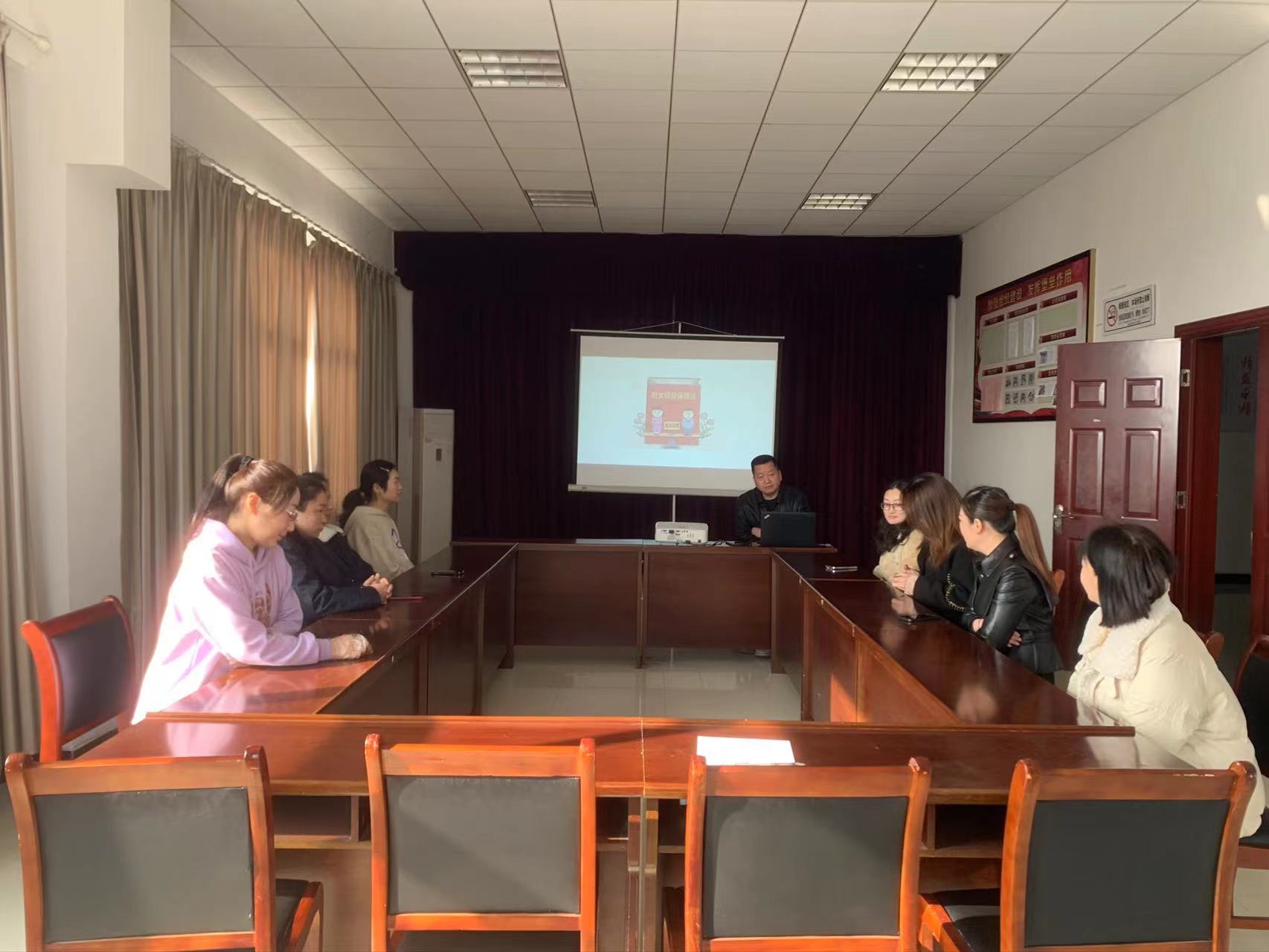 公交機(jī)務(wù)技術(shù)事業(yè)部開展女職工普法宣傳 活動(dòng)——學(xué)習(xí)《婦女權(quán)益保障法》