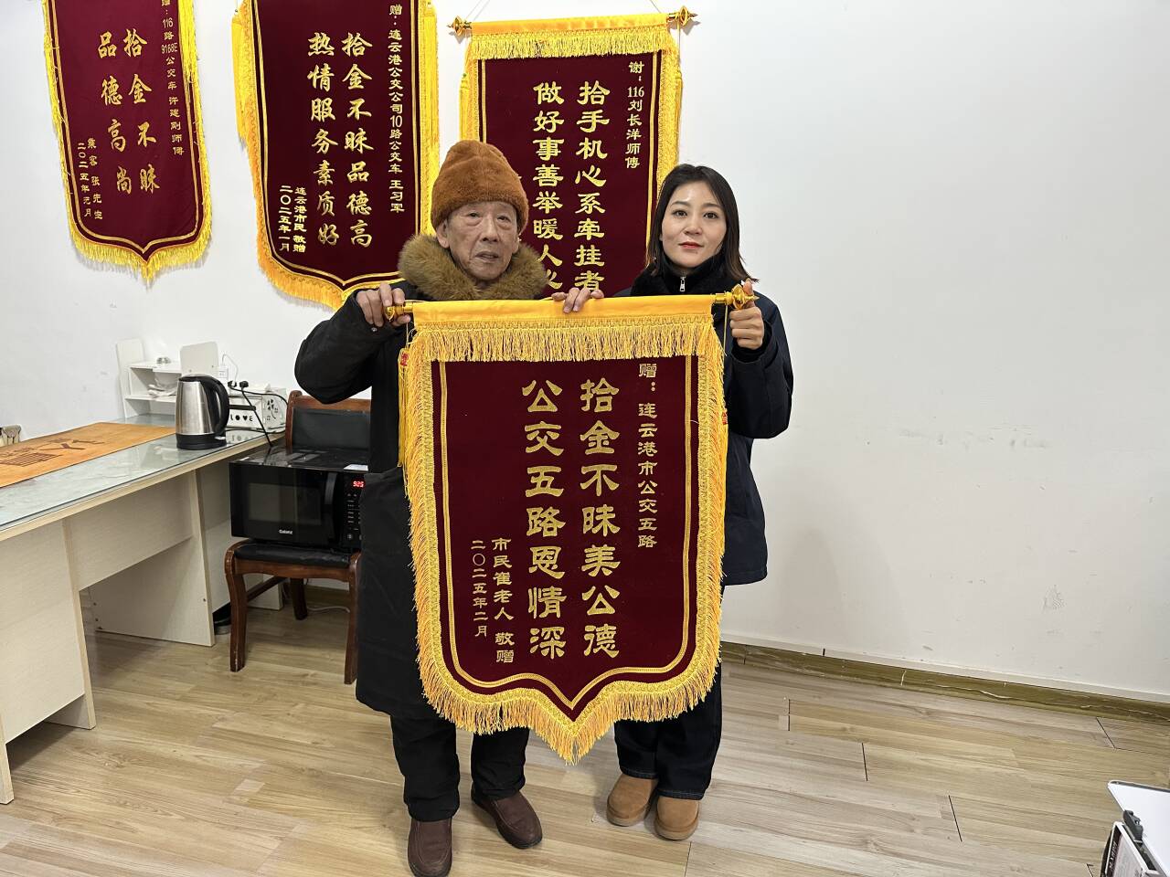 節(jié)后連續(xù)收到兩面錦旗，市民的肯定開啟新一年優(yōu)質(zhì)服務工作