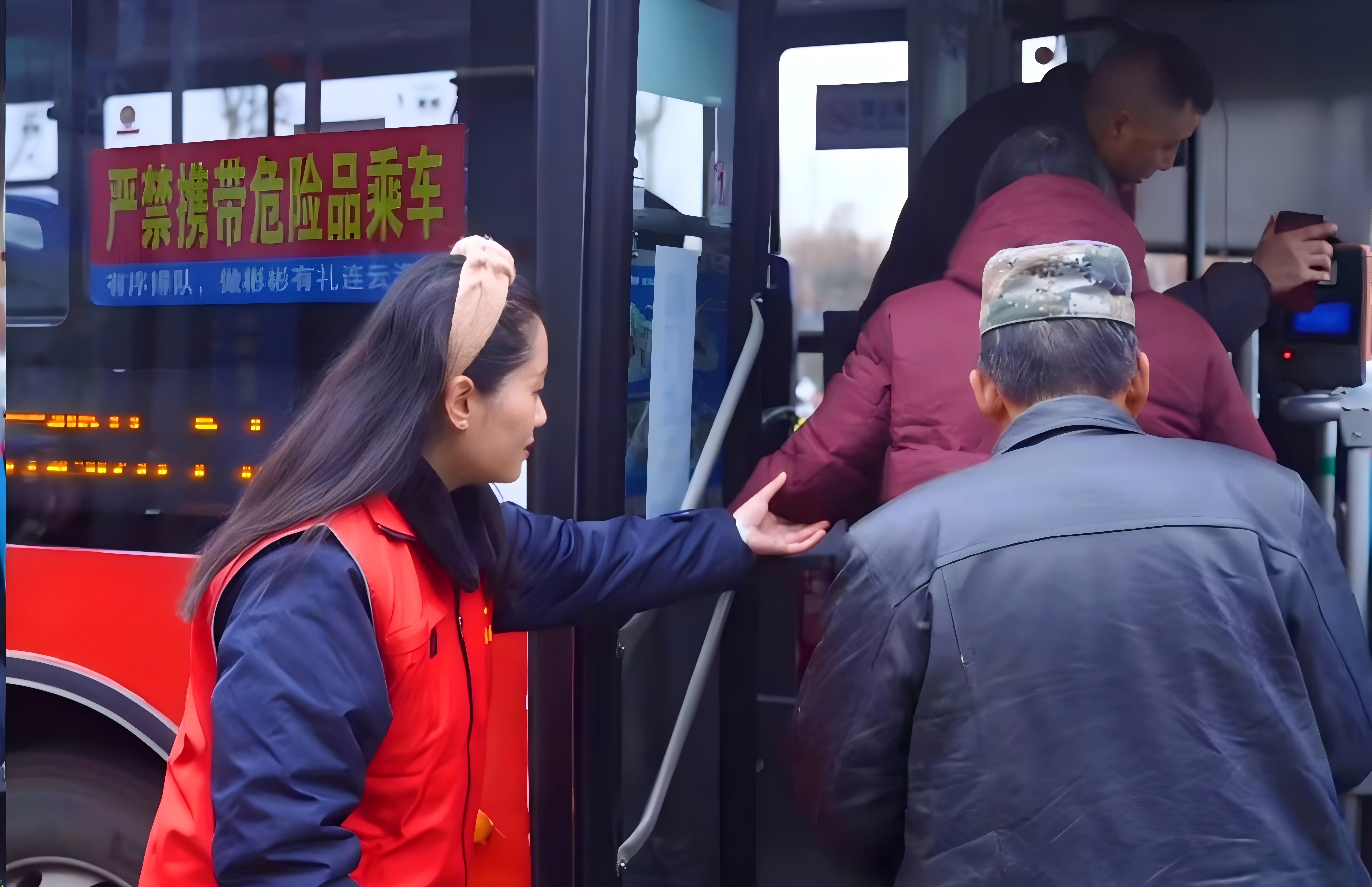 戰(zhàn)嚴(yán)寒保春運(yùn)，公交志愿服務(wù)隊(duì)員的那抹志愿紅正迎風(fēng)而上