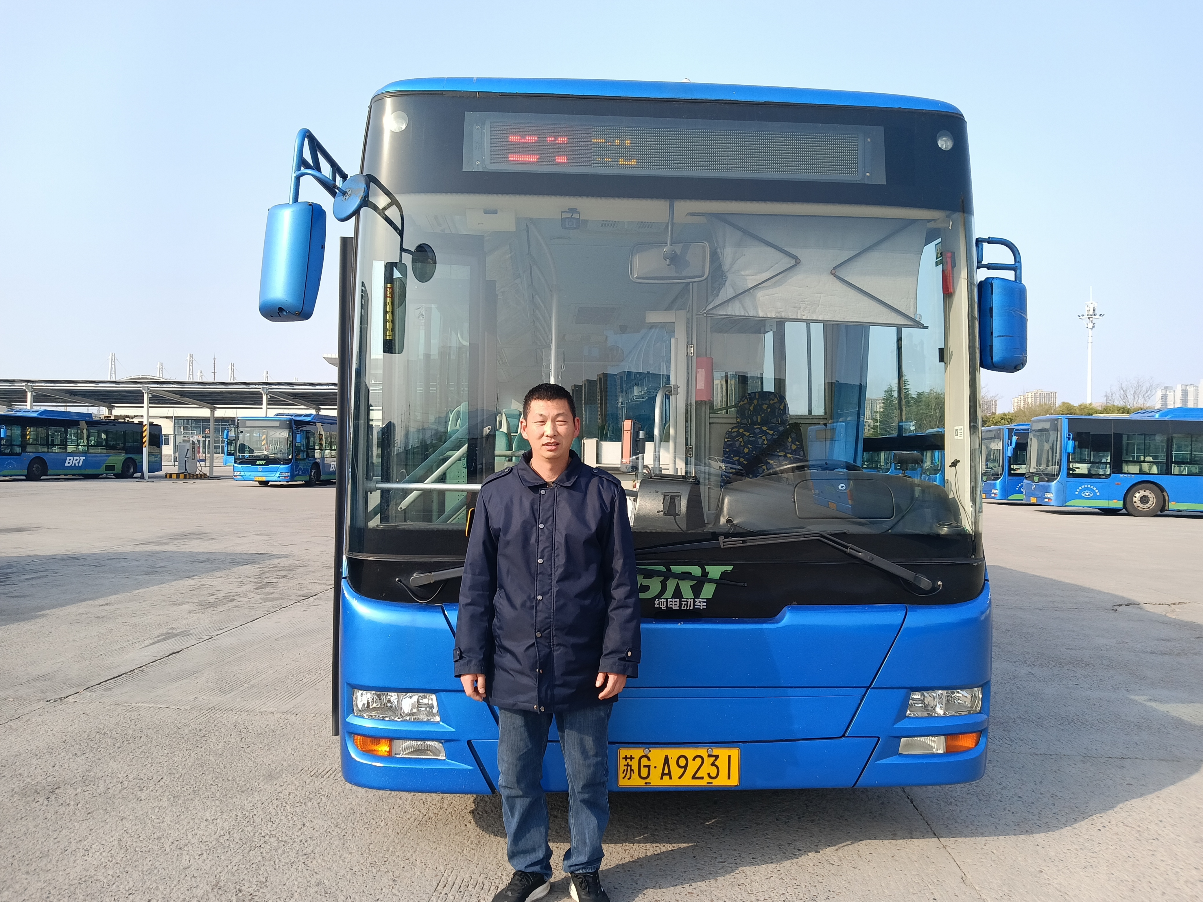 責(zé)任在肩，公交司機(jī)師傅助乘客尋回遺失財(cái)物