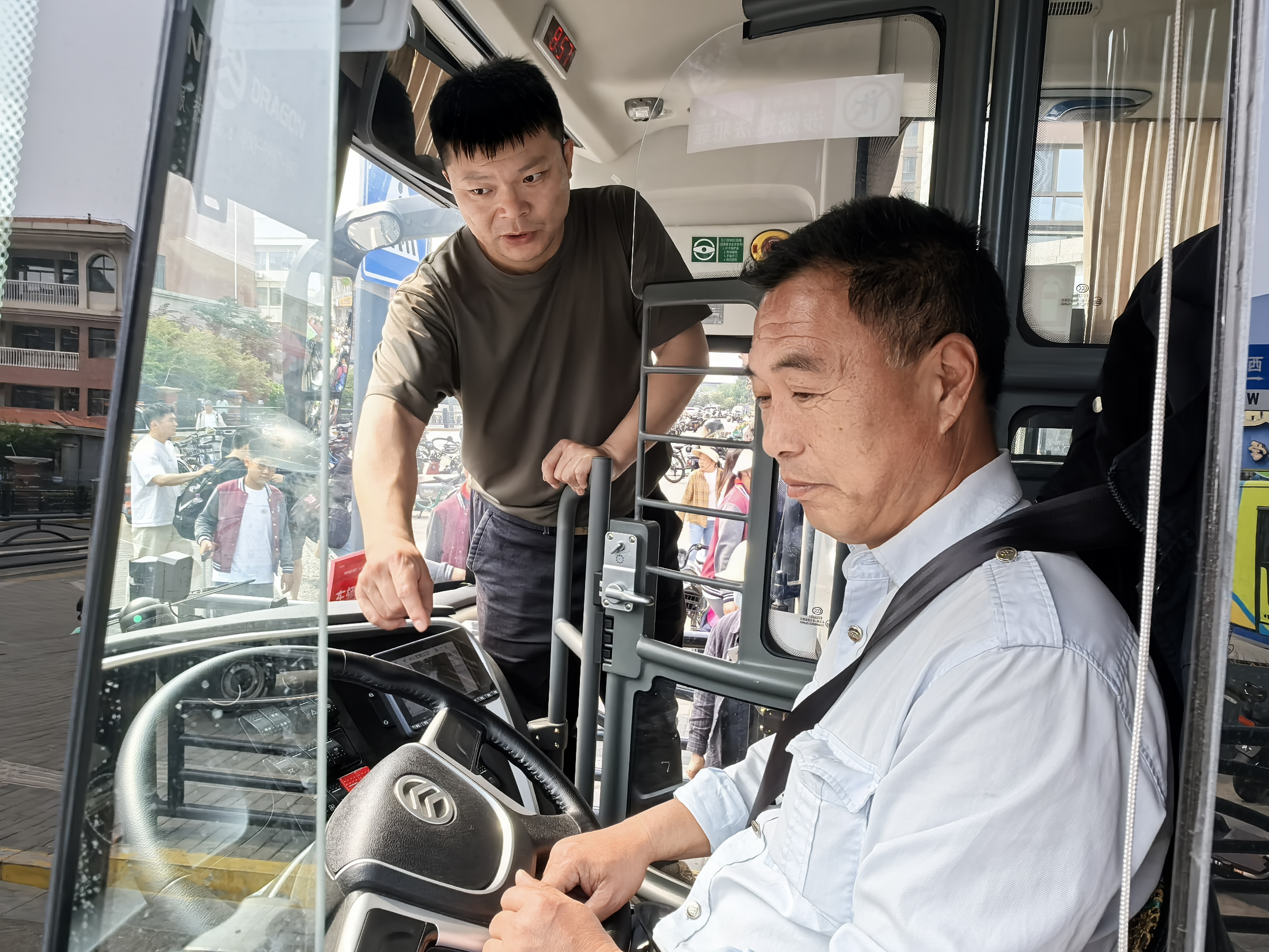 公交集團(tuán)全面強化安全檢查體系 筑牢定制客運安全防線