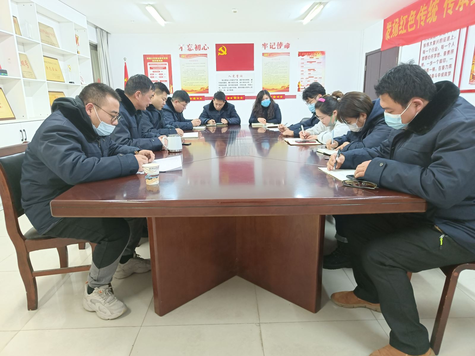 公交集團(tuán)快速公交事業(yè)部召開運(yùn)營生產(chǎn)工作會(huì)議