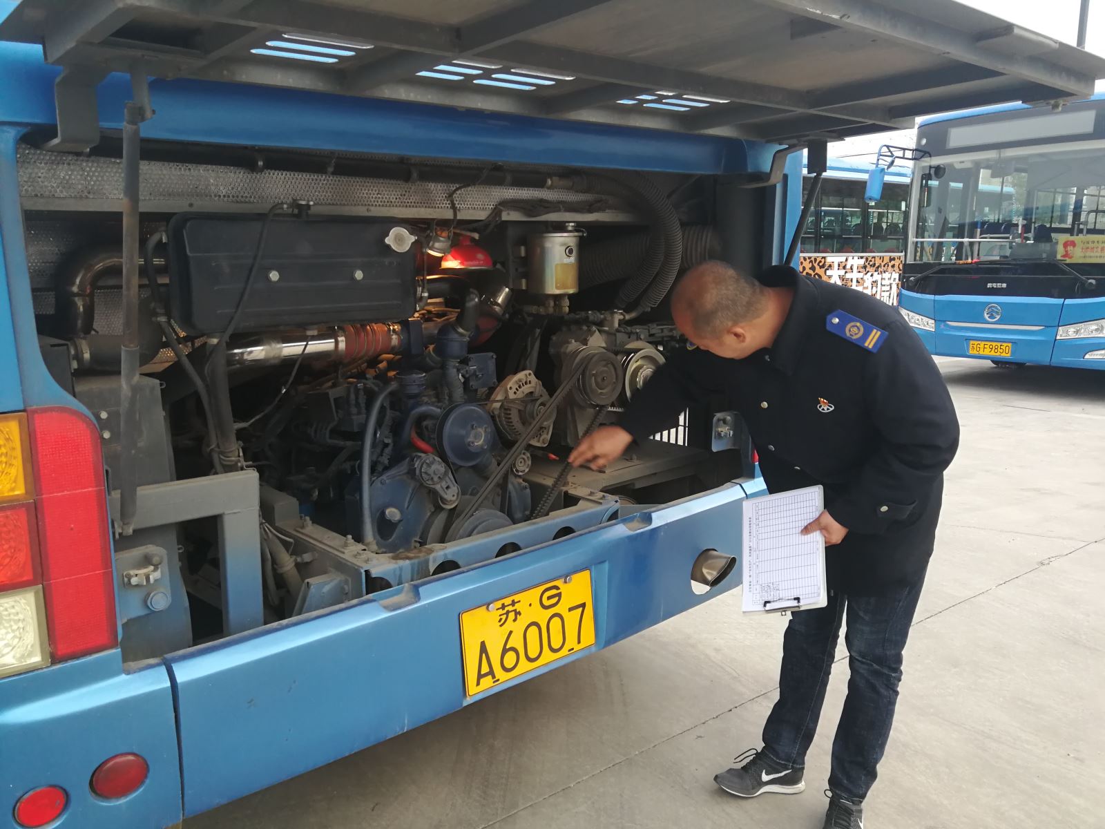公交集團(tuán)公交事業(yè)一部開(kāi)展“五一”小長(zhǎng)假車(chē)輛機(jī)務(wù)專項(xiàng)檢查