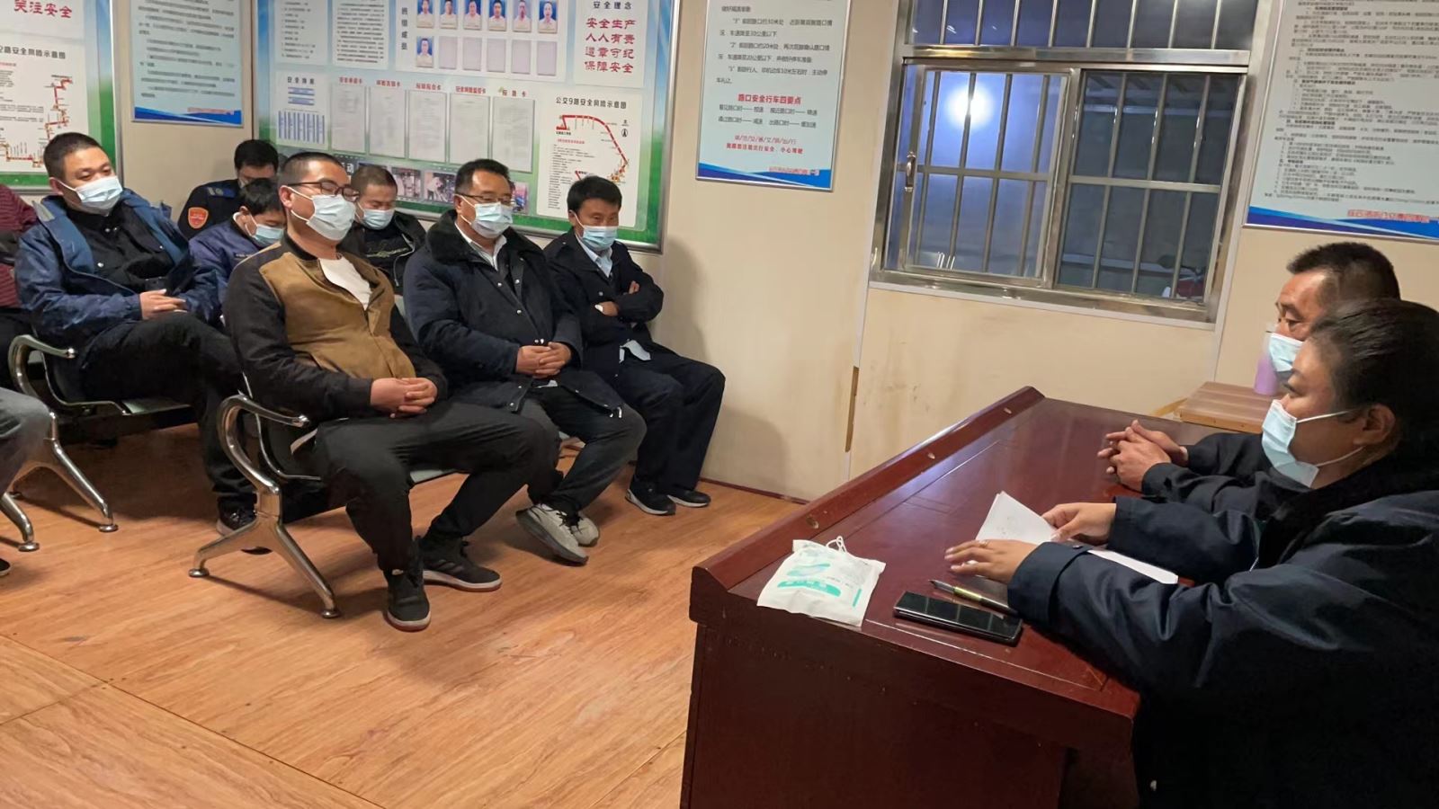 公交集團(tuán)公交事業(yè)一部開展服務(wù)投訴重點(diǎn)駕駛員專題教育會議