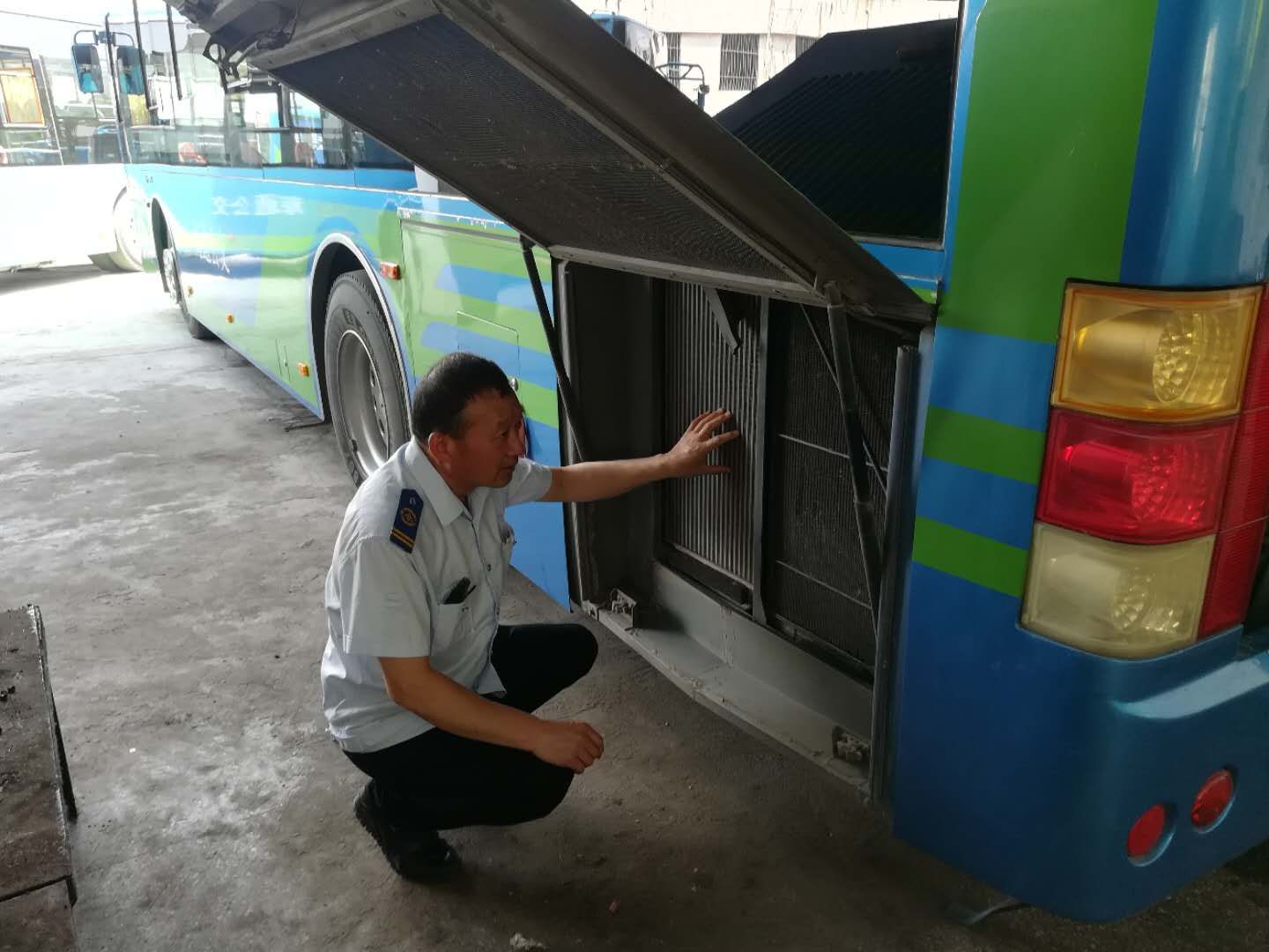 公交集團(tuán)公交事業(yè)一部高溫天氣開(kāi)展車輛安全檢查