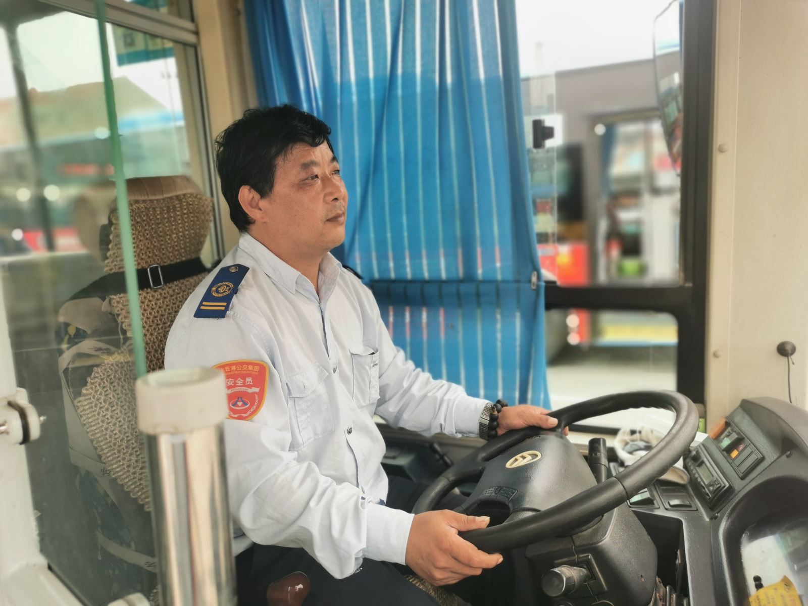 公交集團(tuán)公交事業(yè)一部25路駕駛員王炳春拾金不昧受表揚(yáng)