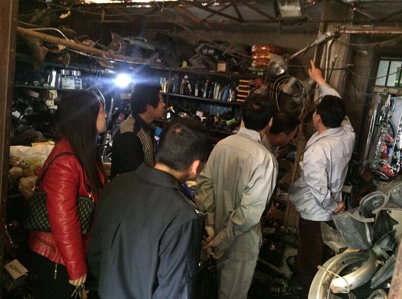 公交維修公司黨員干部協(xié)助社區(qū)開(kāi)展街道“安檢、違章”治理活動(dòng)