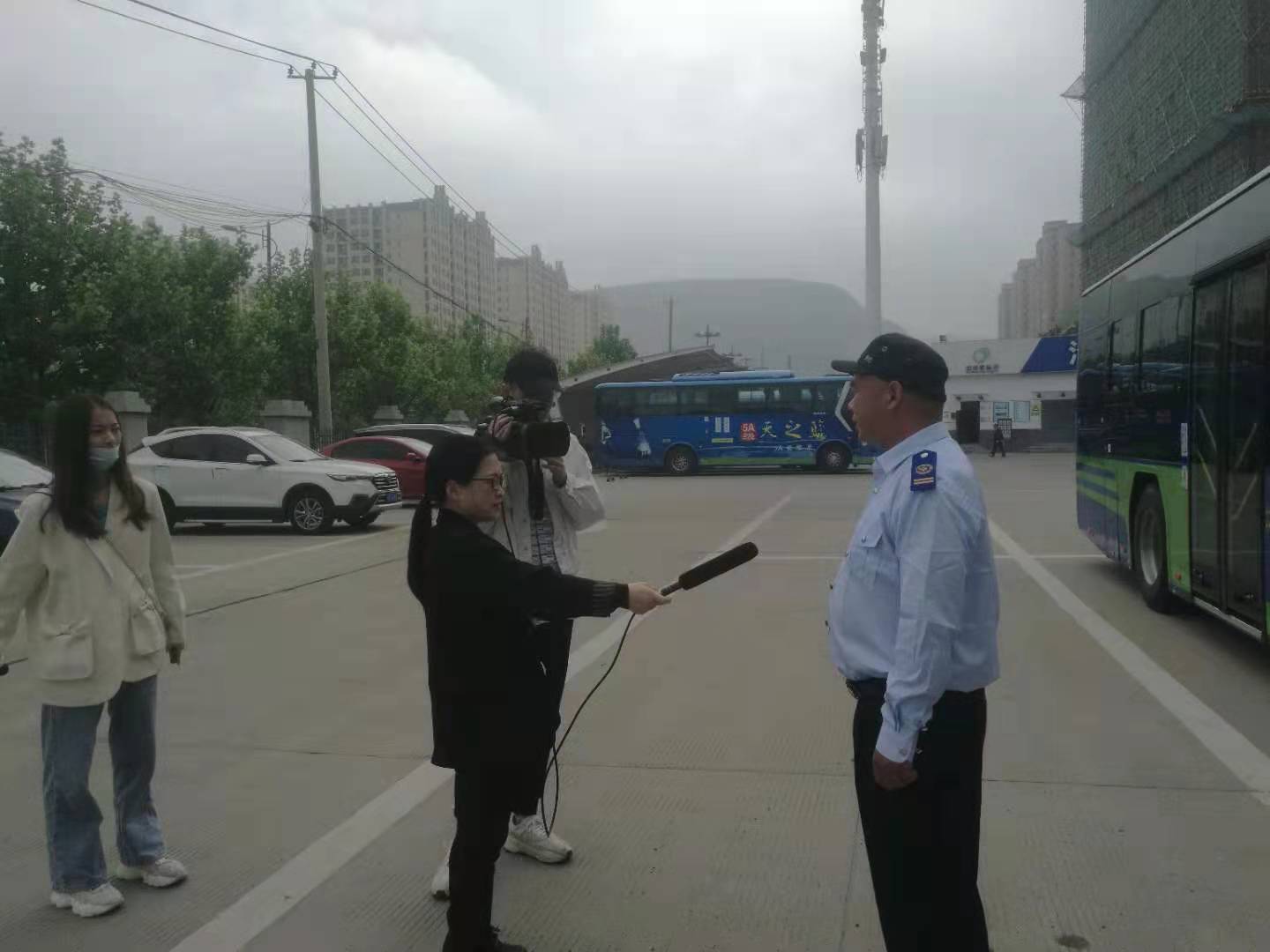 公交集團(tuán)公交事業(yè)一部3路駕駛員武傳超見(jiàn)義勇為，奮力滅火