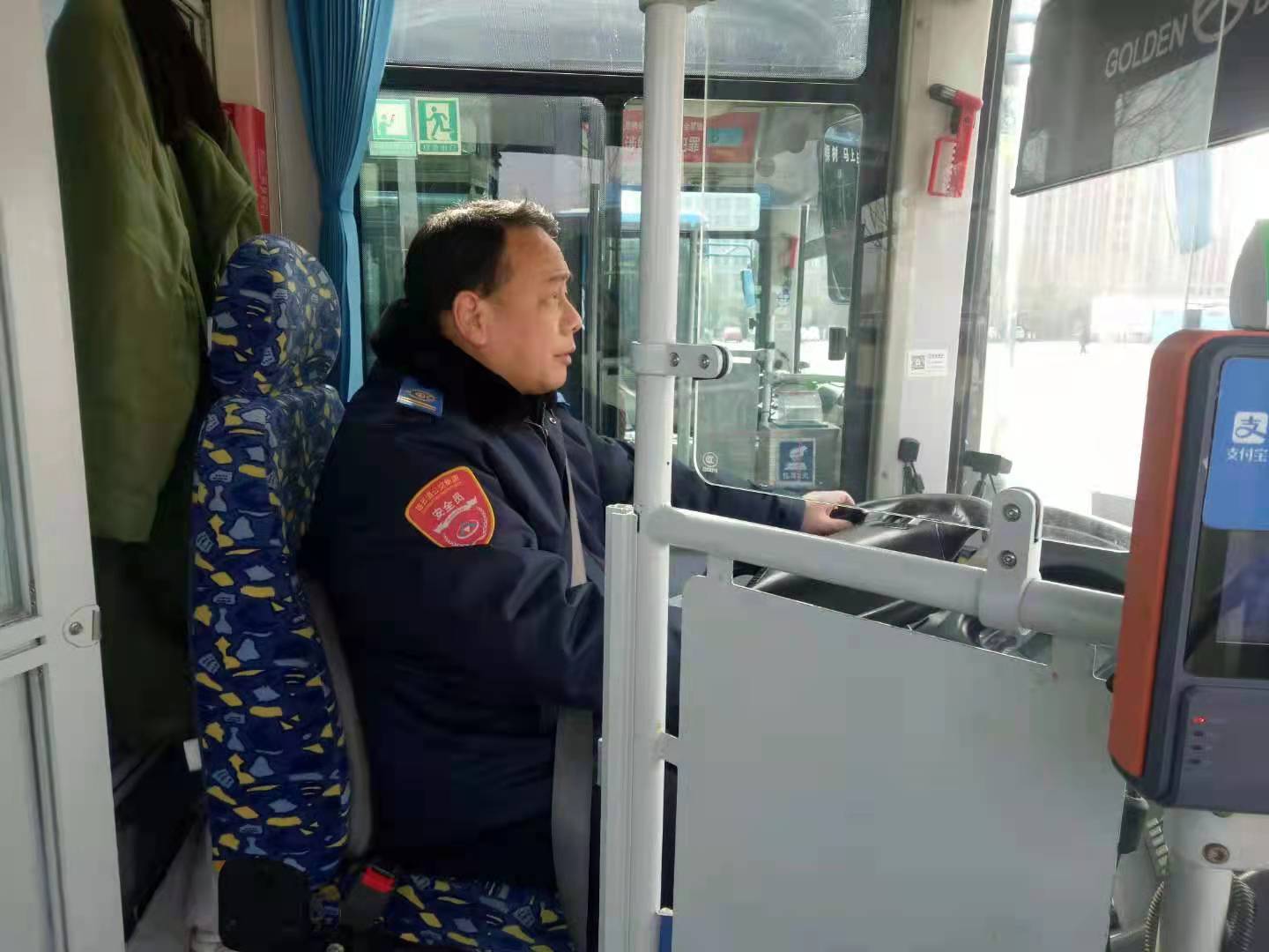 公交集團(tuán)公交事業(yè)一部15路駕駛員王志勇拾金不昧受表?yè)P(yáng)