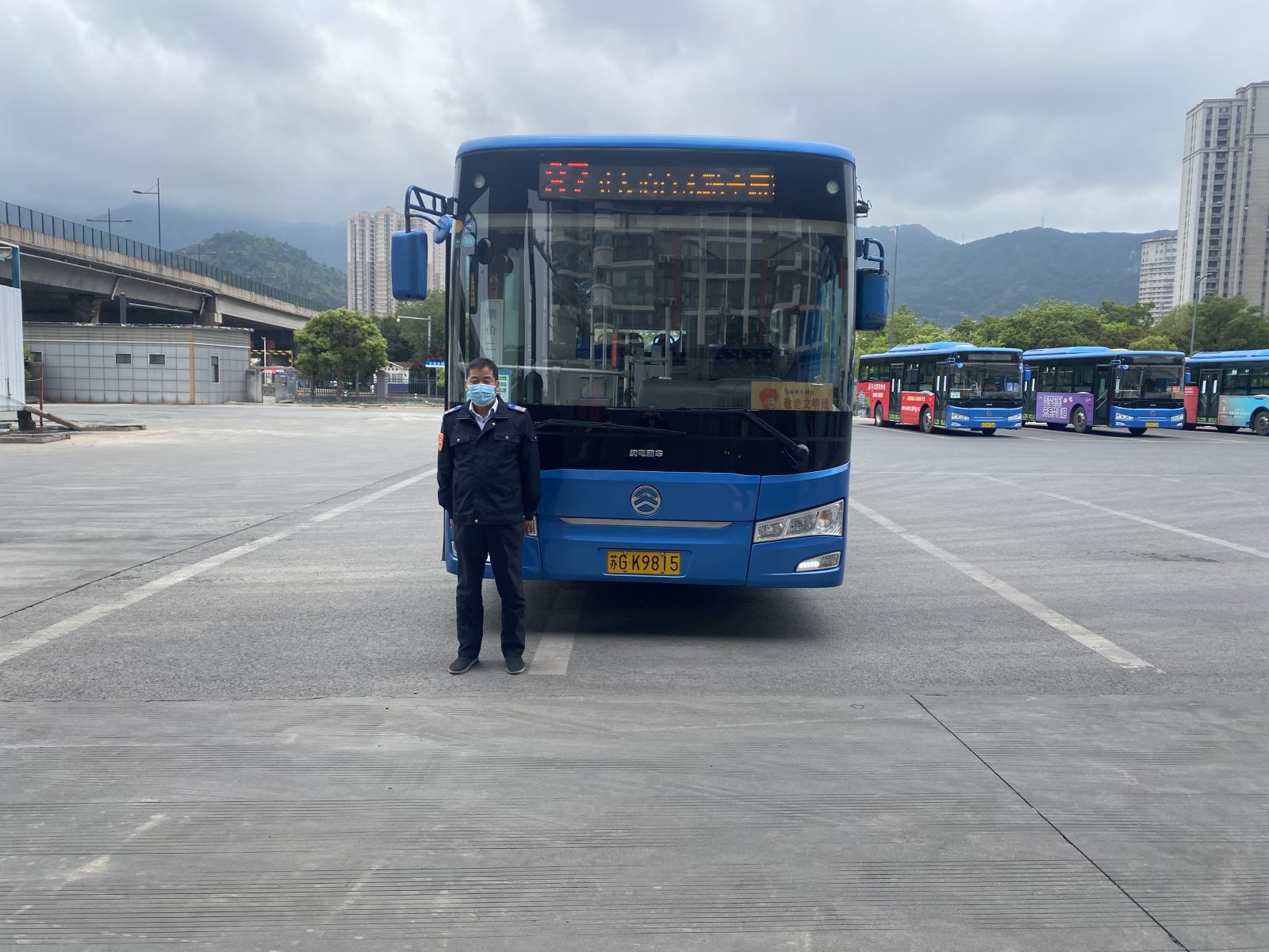 老人獨(dú)坐公交車迷失方向，公交駕駛員、110民警接力尋找家人