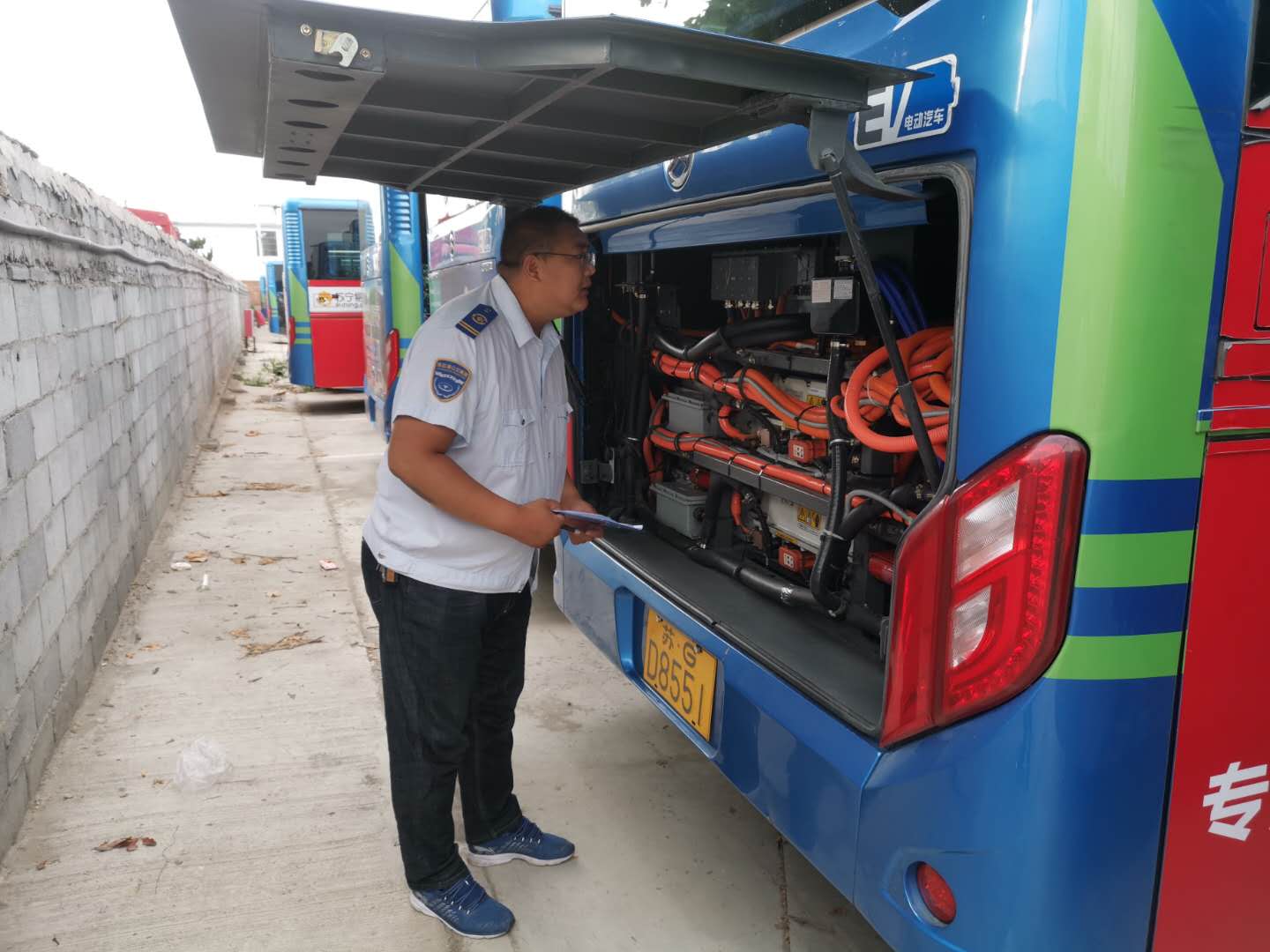公交集團公交事業(yè)一部開展車輛安全、機務(wù)聯(lián)合檢查