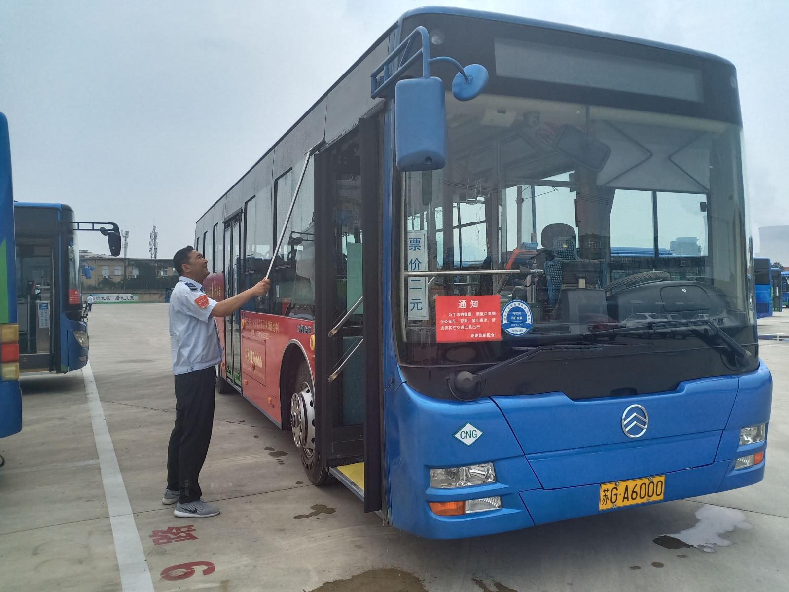 公交集團(tuán)公交事業(yè)一部雨后車凈，為創(chuàng)文助力
