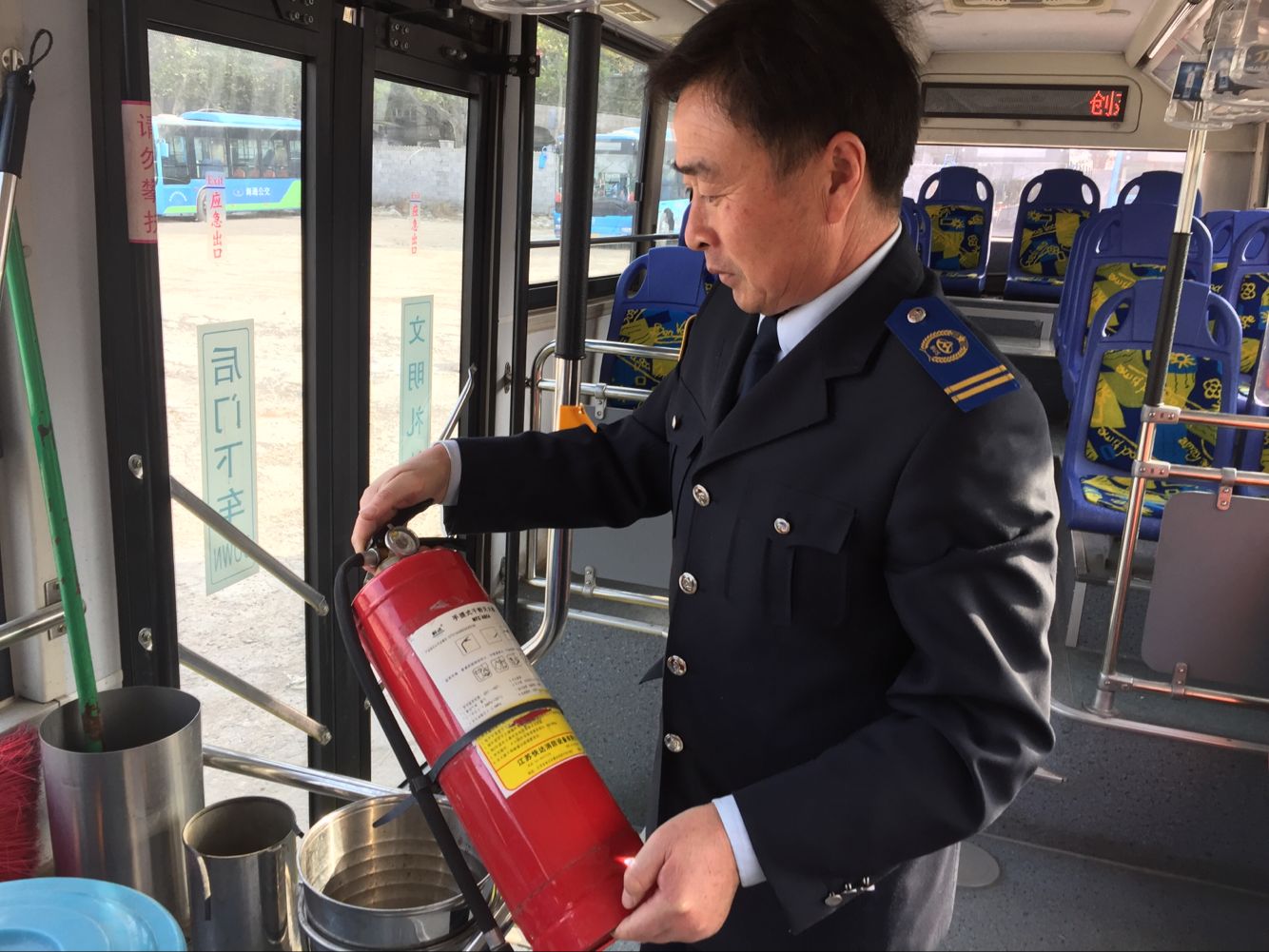 公交集團(tuán)海州公司車(chē)隊(duì)開(kāi)展車(chē)輛衛(wèi)生檢查