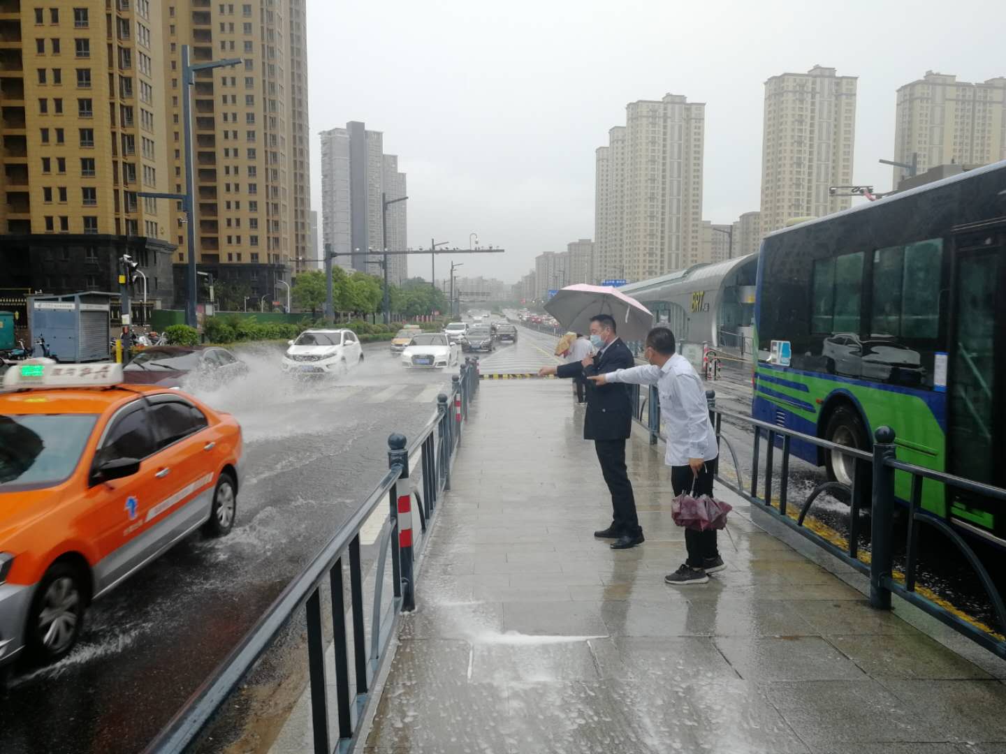 大雨來襲，快速公交事業(yè)部抗?jié)硴岆U全力以赴 為市民出行保駕護航！