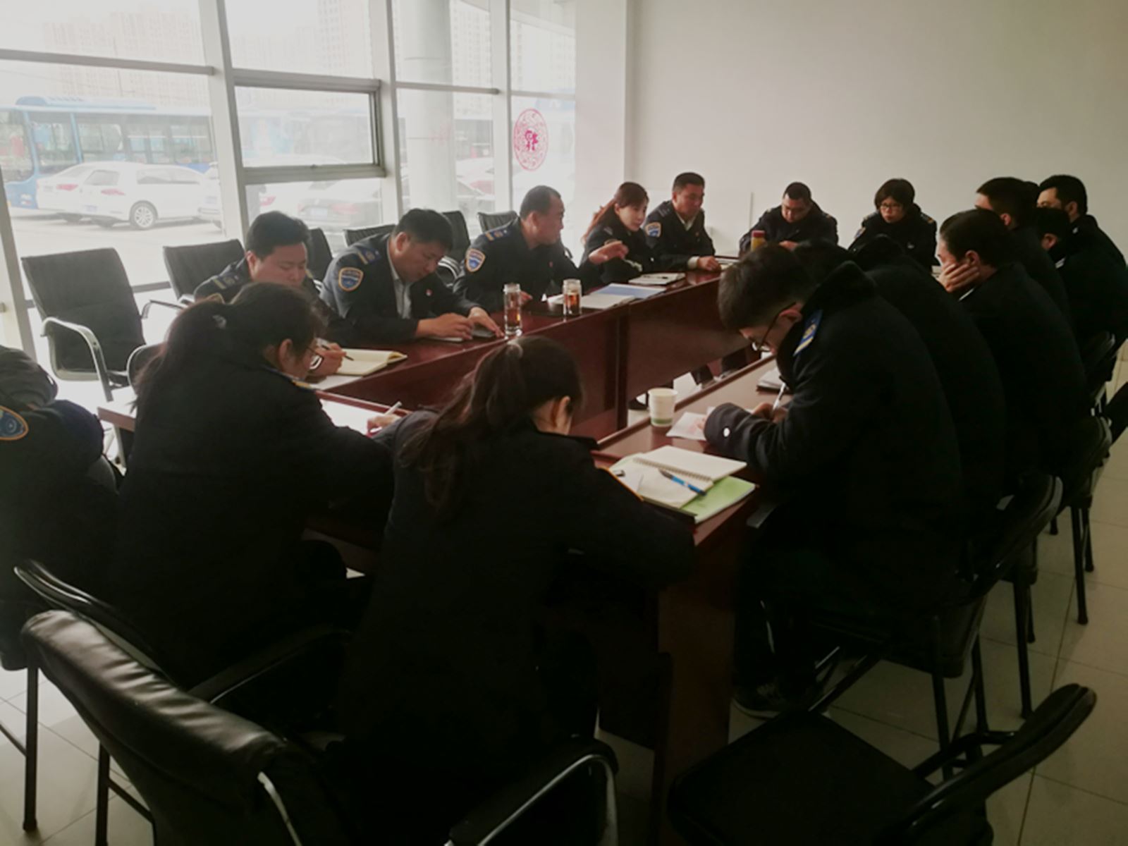 公交集團(tuán)經(jīng)營發(fā)展事業(yè)部召開“安全生產(chǎn)、優(yōu)質(zhì)服務(wù)”動(dòng)員部署會(huì)