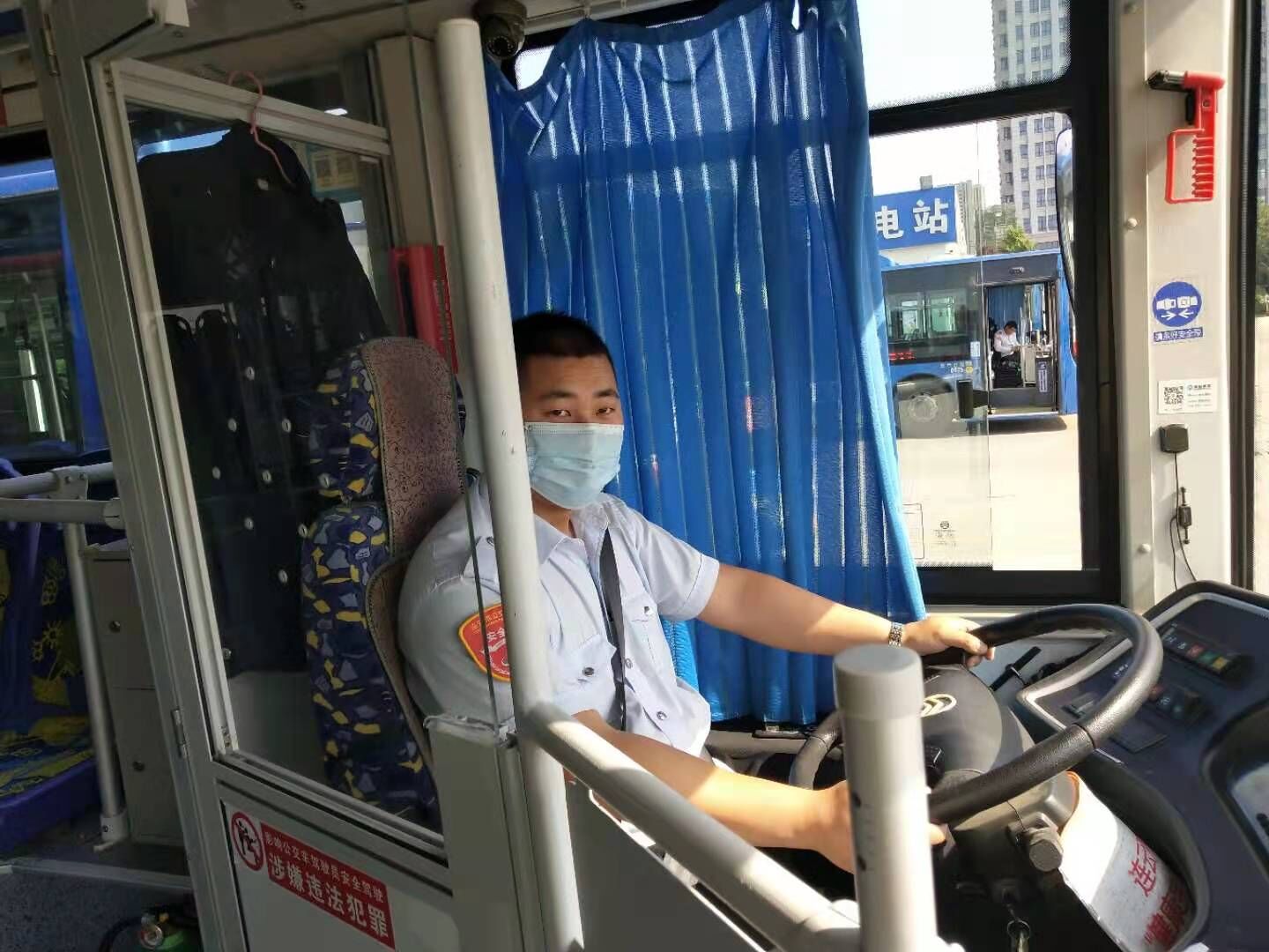 公交集團(tuán)公交事業(yè)一部22路駕駛員拾金不昧受表?yè)P(yáng)