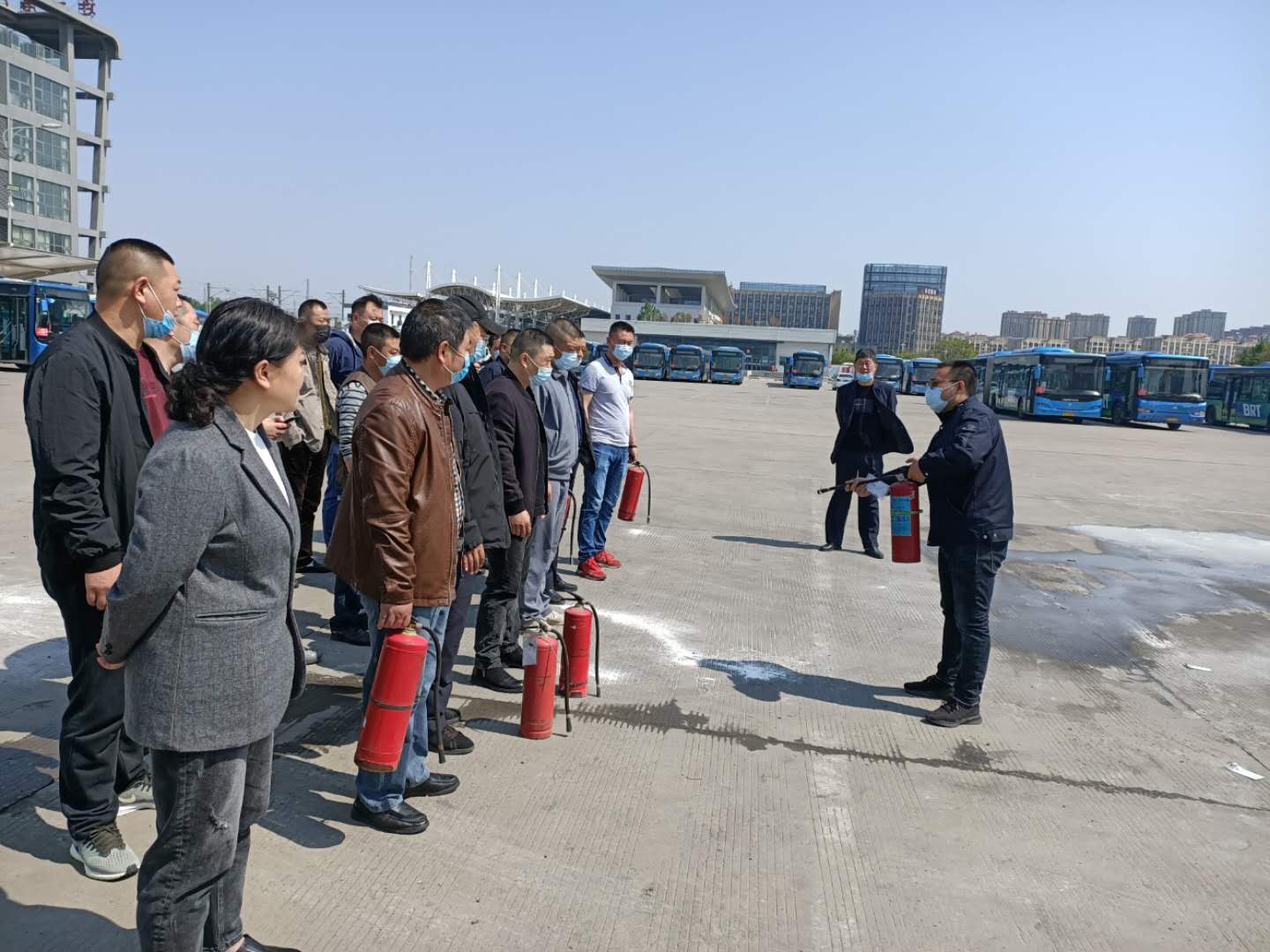 快速公交事業(yè)部東城分公司開展駕駛員消防滅火實(shí)戰(zhàn)演練，全力保障乘客出行安全