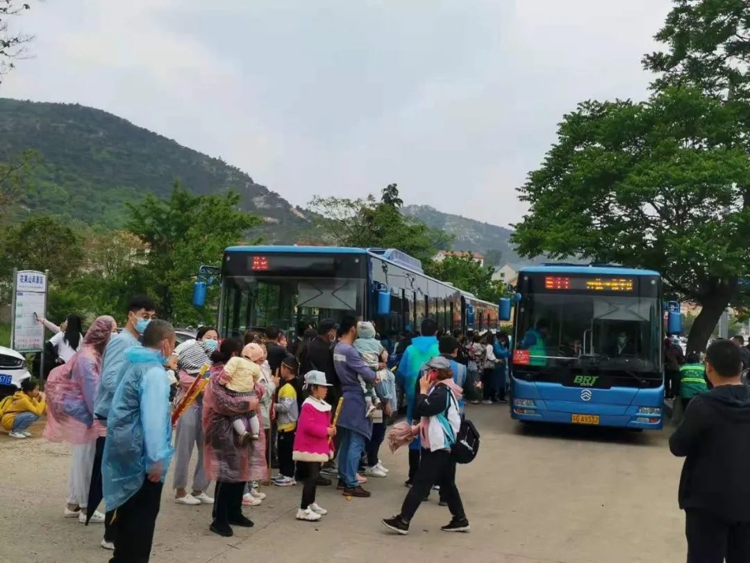 公交集團(tuán)快速公交事業(yè)部加大運(yùn)力投放，保障市民出行