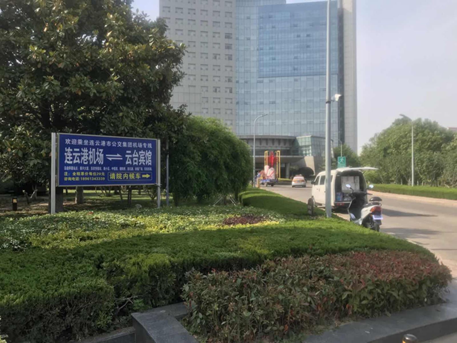公交集團(tuán)經(jīng)營(yíng)發(fā)展事業(yè)部安裝機(jī)場(chǎng)線乘車(chē)指示牌 服務(wù)乘車(chē)市民