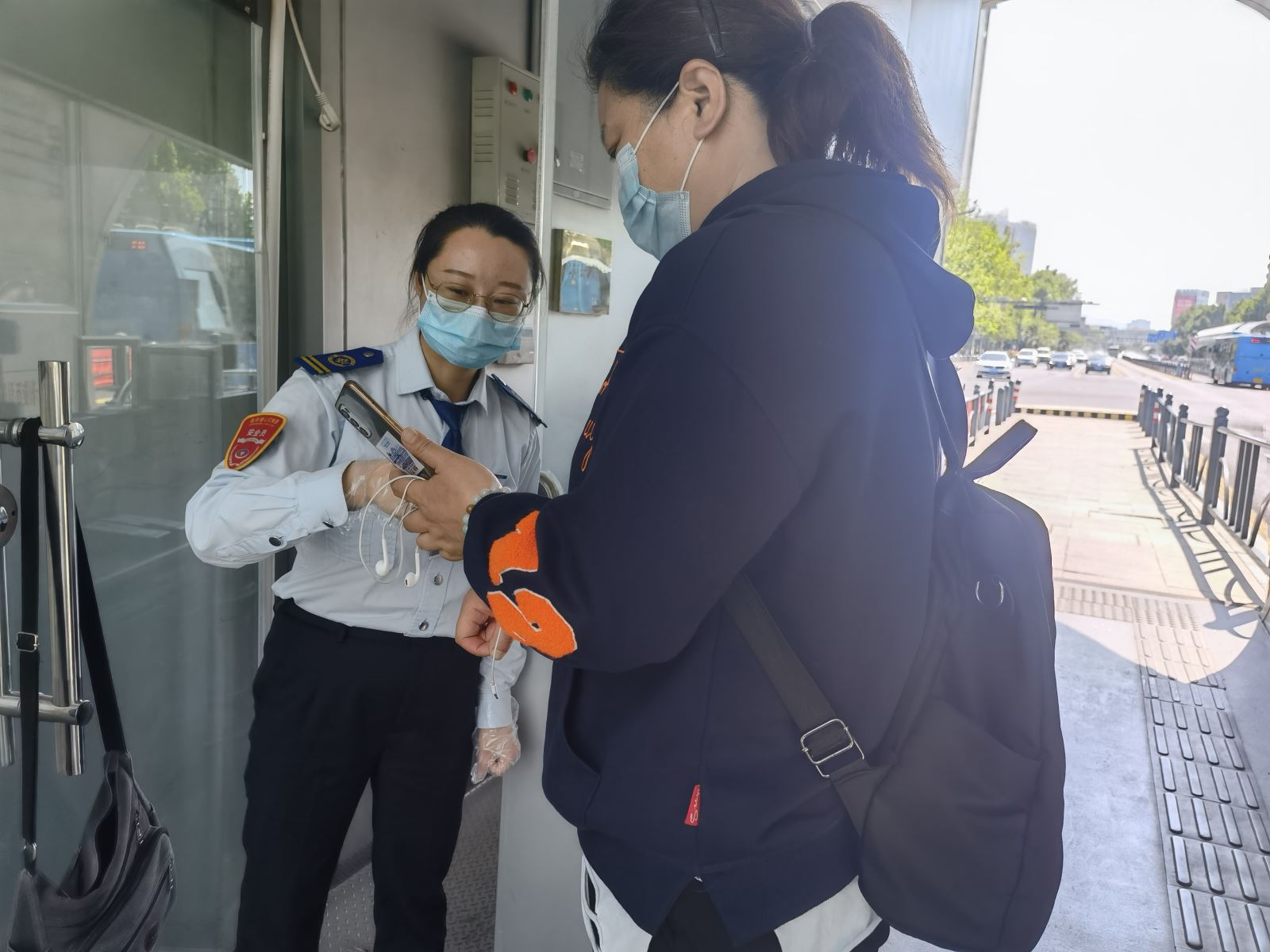 公交集團(tuán)快速公交事業(yè)部站務(wù)員王慧、朱桂平接力找文件獲暖心點(diǎn)贊
