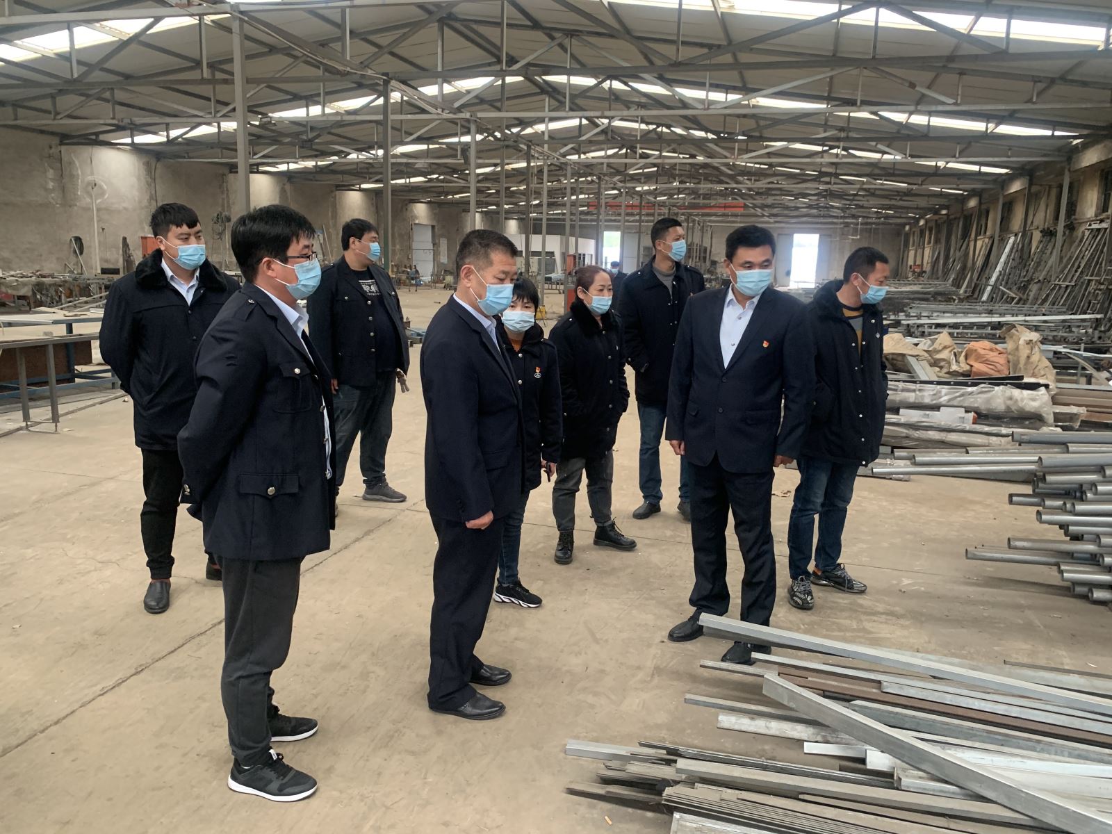 公交集團(tuán)公交事業(yè)二部開展“黨建引領(lǐng)富民路，脫貧攻堅(jiān)當(dāng)先鋒”主題黨日活動(dòng)