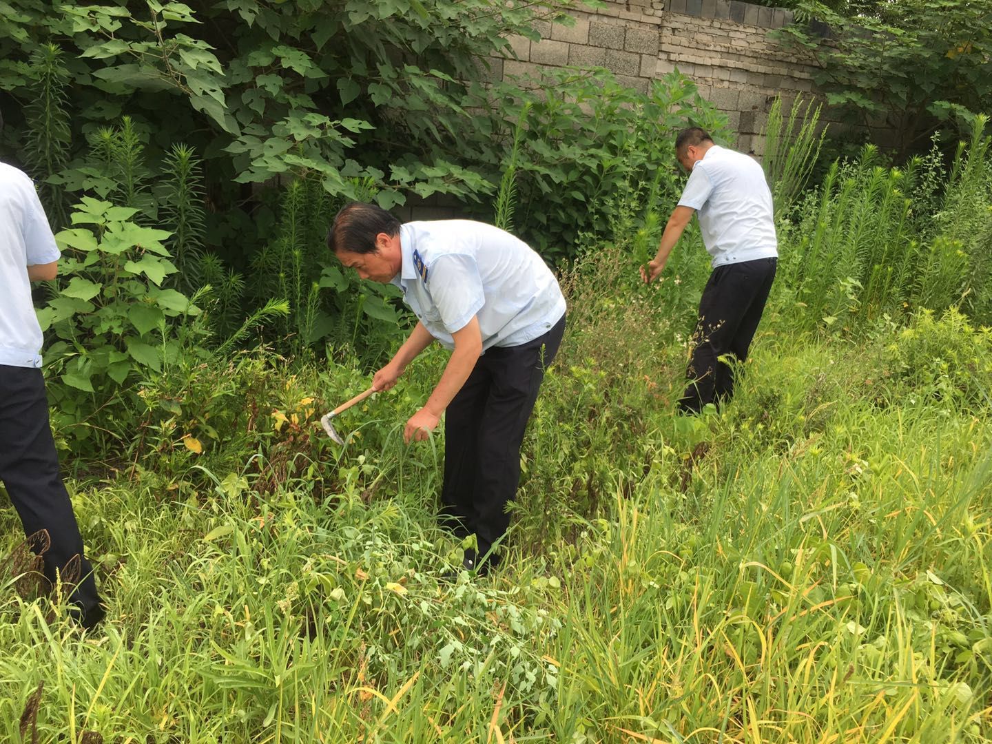公交集團經營發(fā)展事業(yè)部開展場站衛(wèi)生清理推進創(chuàng)文工作
