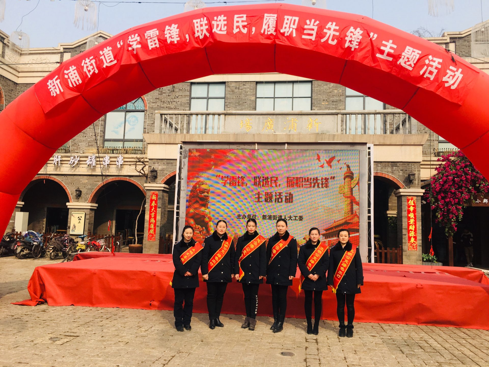 公交集團(tuán)開展“學(xué)雷鋒、我行動(dòng)”志愿服務(wù)活動(dòng)
