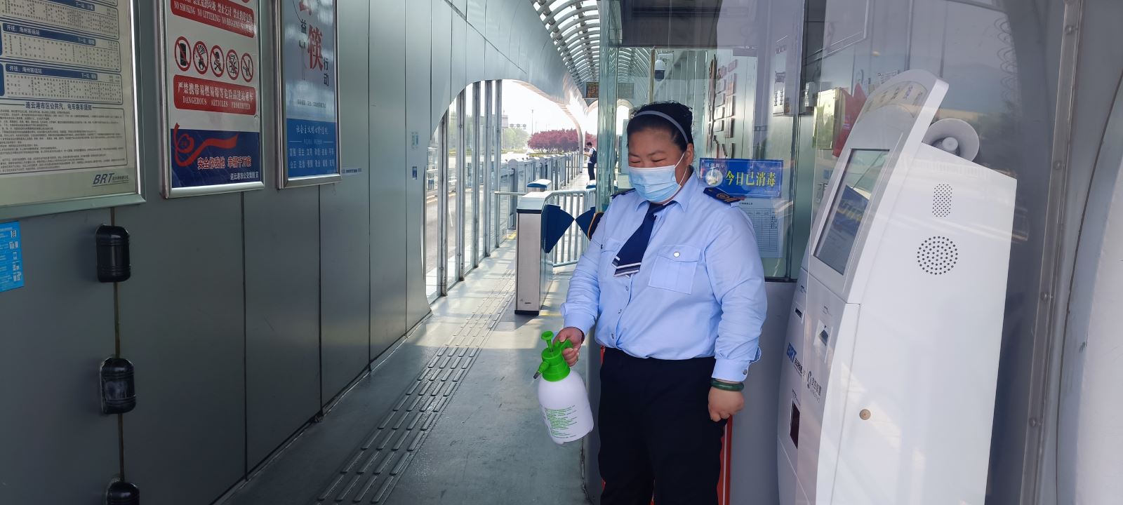 乘客身體不適，站務(wù)員暖心幫助 獲家屬連連道謝