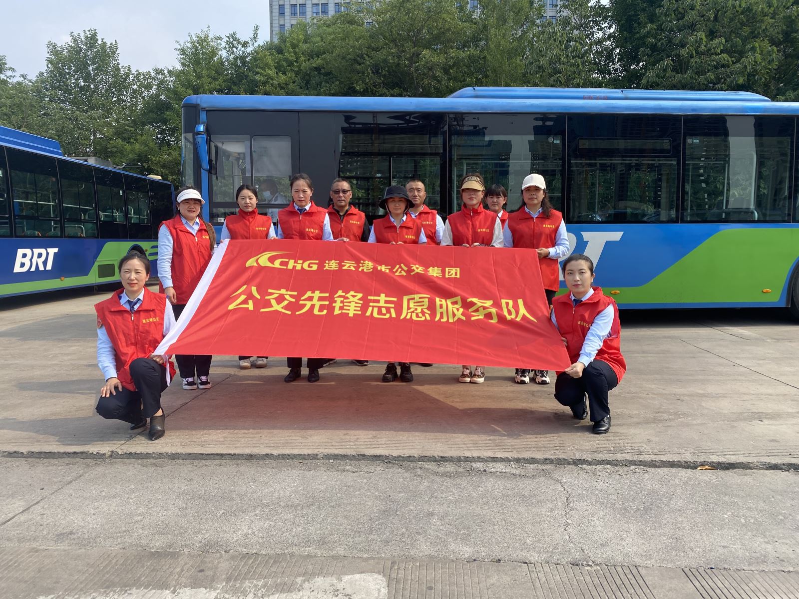 快速公交事業(yè)部開展“除草助創(chuàng)文， 行動(dòng)亮初心”黨員志愿活動(dòng)