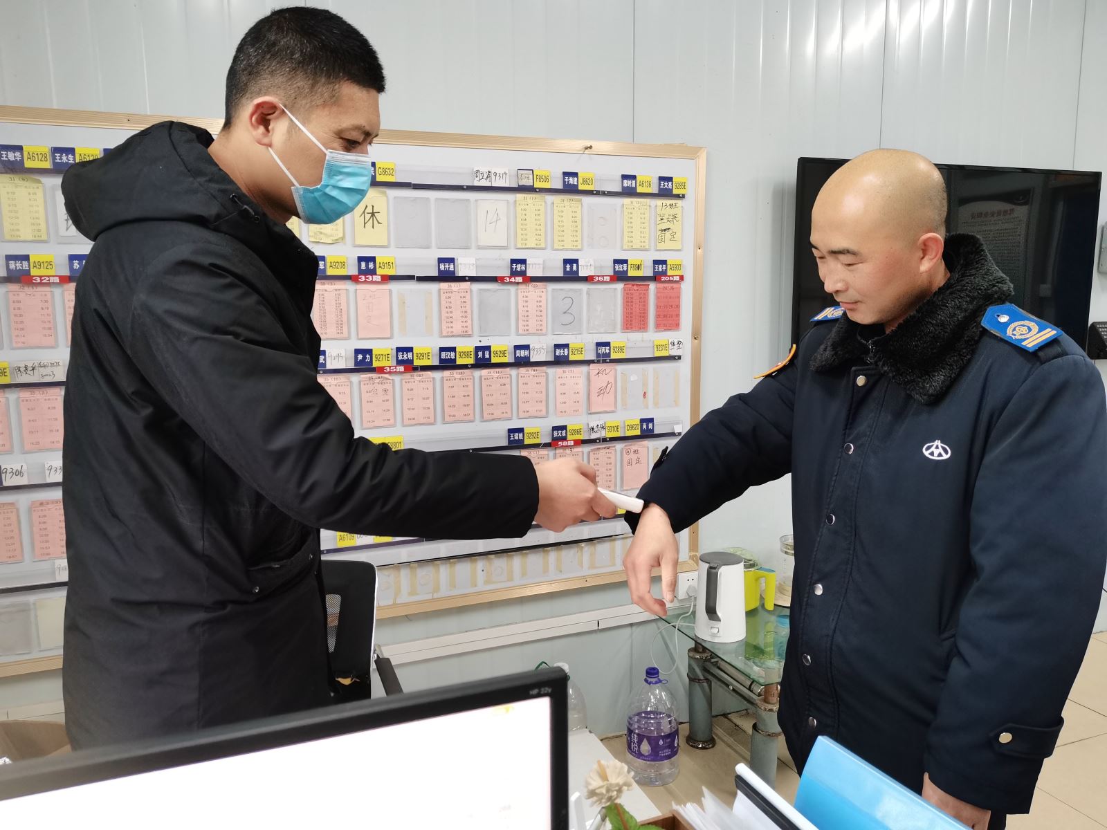 公交集團(tuán)公交事業(yè)二部持續(xù)開展春運(yùn)期間駕駛員崗前溫度酒精、血壓測試工作