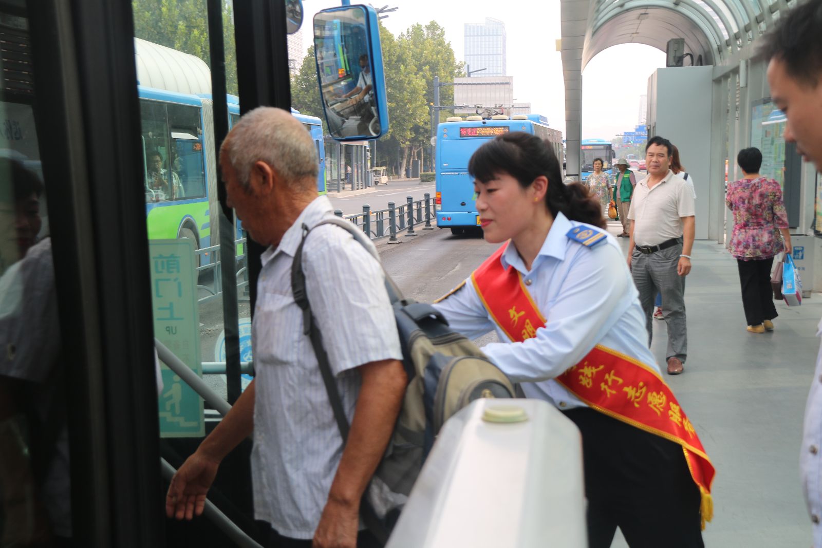 公交集團(tuán)開展“關(guān)愛(ài)殘疾人無(wú)障礙乘車 文明出行”活動(dòng)