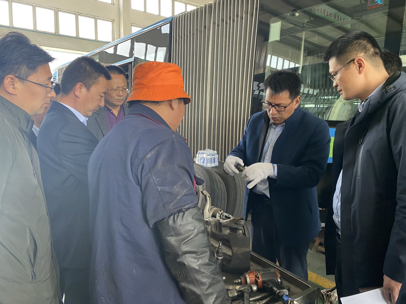 公交集團(tuán)機(jī)務(wù)技術(shù)事業(yè)部開展機(jī)務(wù)現(xiàn)場(chǎng)會(huì)