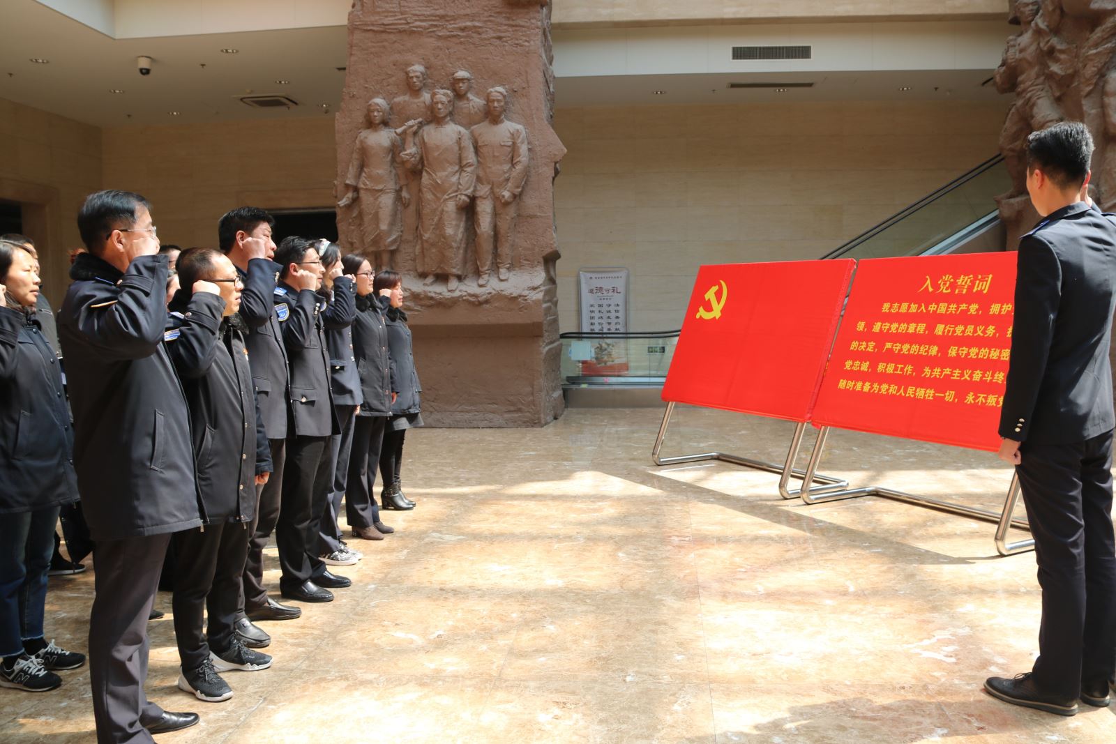 公交集團機關總支開展“緬懷先烈憶初心、傳承精神勇?lián)敗敝黝}黨日活動