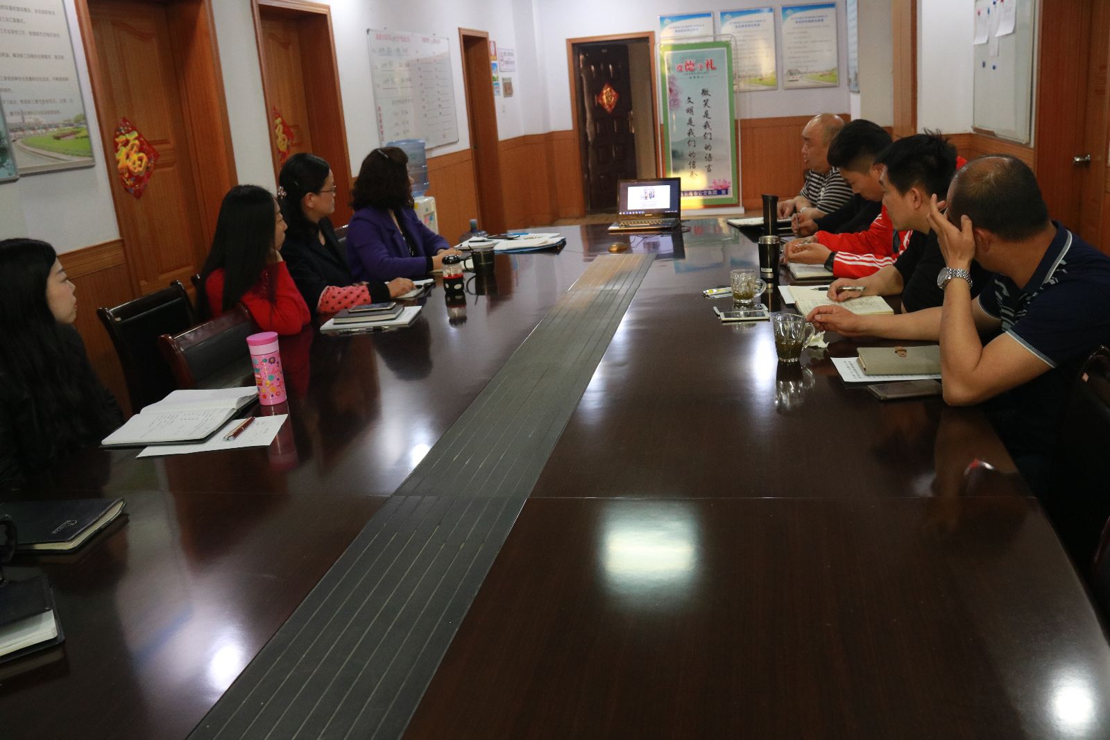 公交新浦公司組織固定學(xué)習(xí)日觀看《船廠諜影》、《追夢(mèng)英雄》