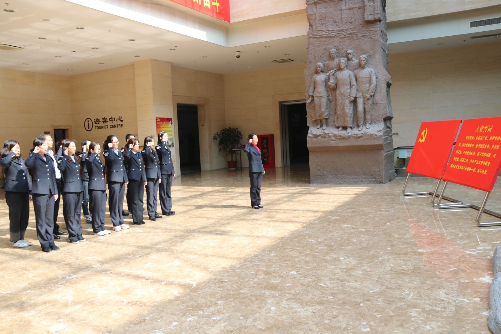 公交集團(tuán)機(jī)關(guān)黨總支開展“不忘初心，牢記使命“革命傳統(tǒng)教育——組織黨員參觀 市革命紀(jì)念館
