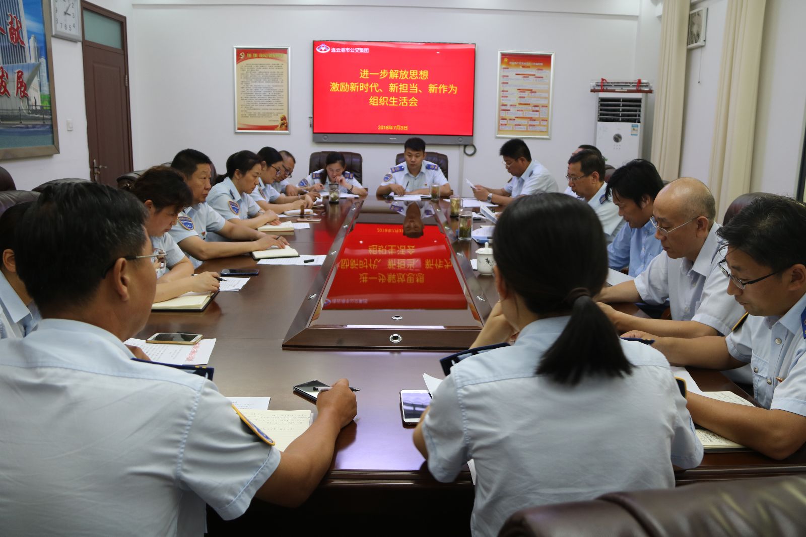 公交集團機關黨總支召開“進一步解放思想，激勵新時代新?lián)斝伦鳛椤睂ｎ}組織生活會