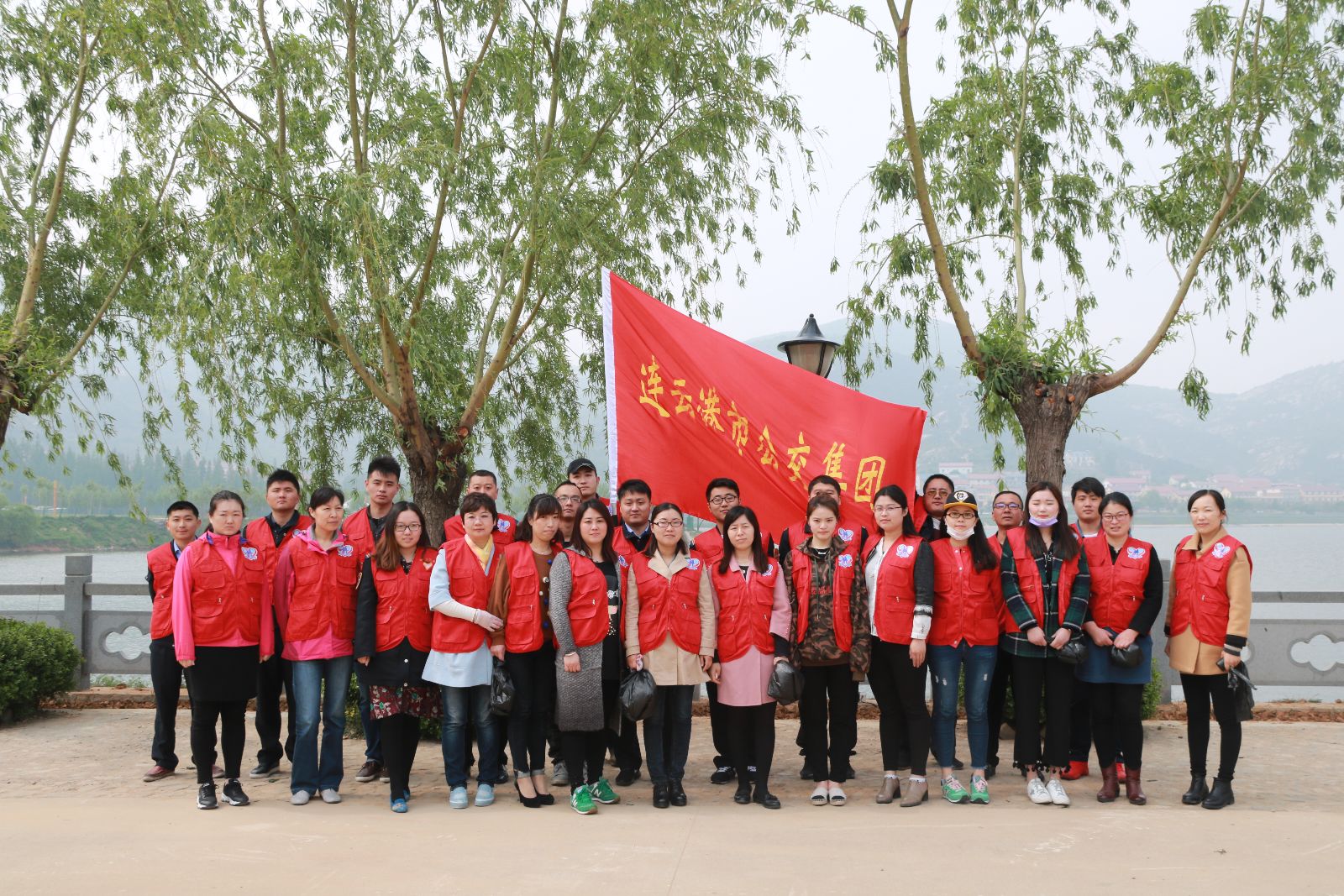 公交集團(tuán)組織開展志愿環(huán)?；顒?dòng)