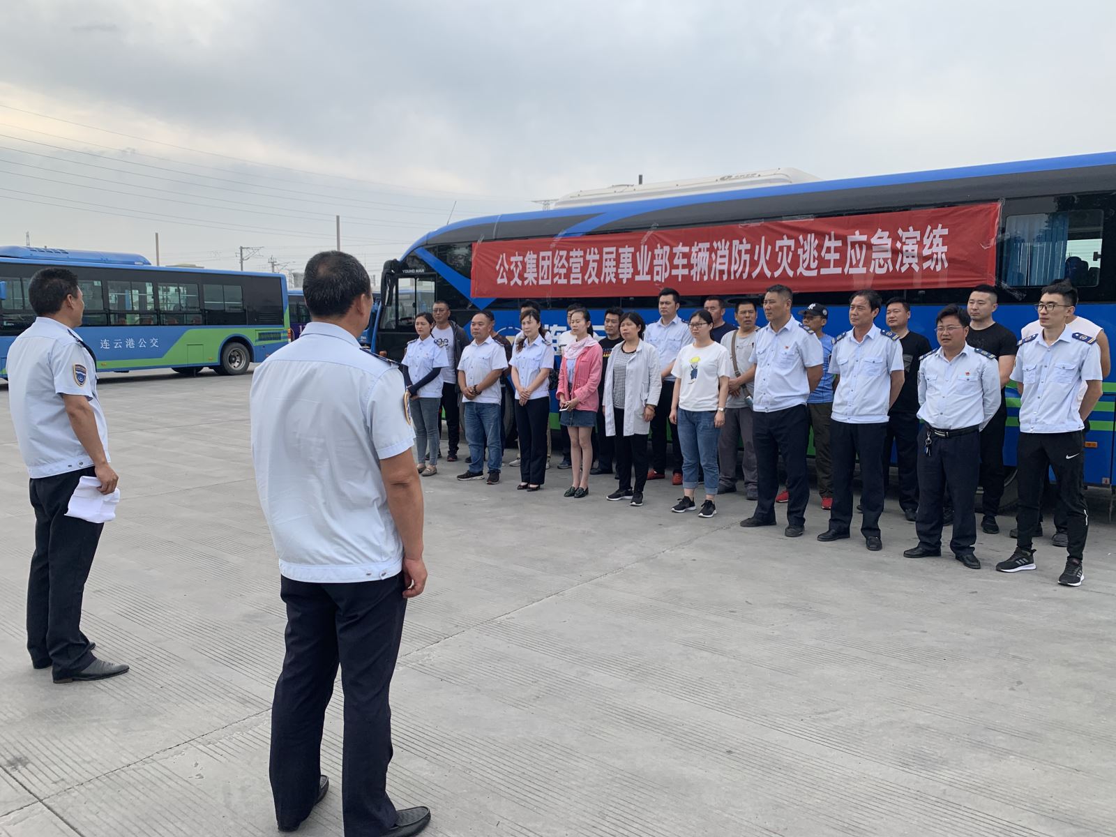 公交集團(tuán)經(jīng)營(yíng)發(fā)展事業(yè)部開(kāi)展車輛消防應(yīng)急逃生演練工作