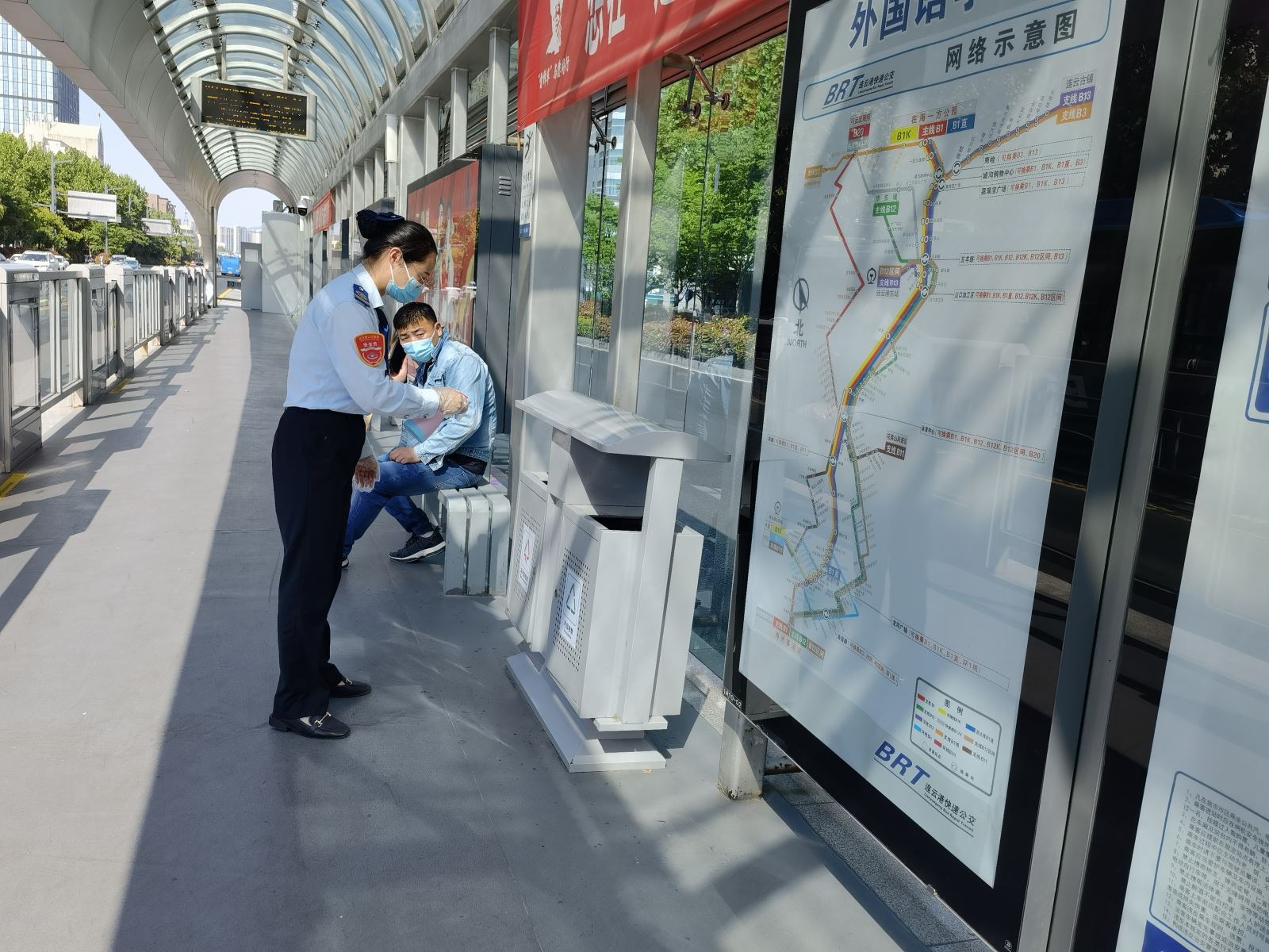 快速公交事業(yè)部站務(wù)員王慧、田玲幫助乘客找到丟失的物品獲感謝